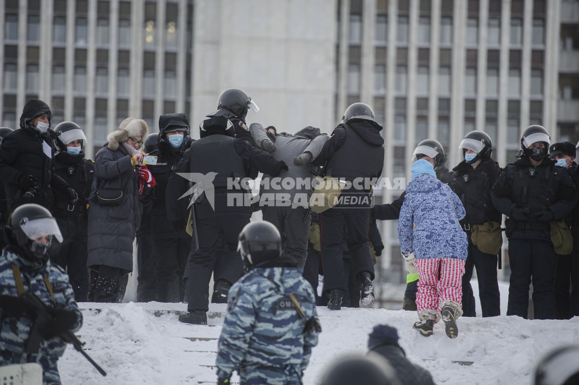 Екатеринбург. Сотрудники полиции задерживают участников несанкционированного митинга в поддержку оппозиционера Алексея Навального в сквере у Драматического театра, напротив дома правительства Свердловской области