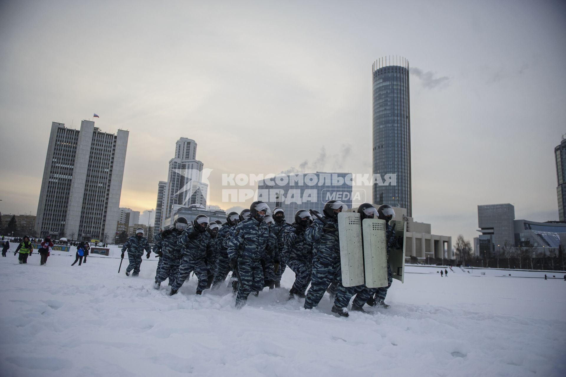 Екатеринбург. Сотрудники полиции во время разгона участников несанкционированного митинга в поддержку оппозиционера Алексея Навального в сквере у Драматического театра, напротив дома правительства Свердловской области