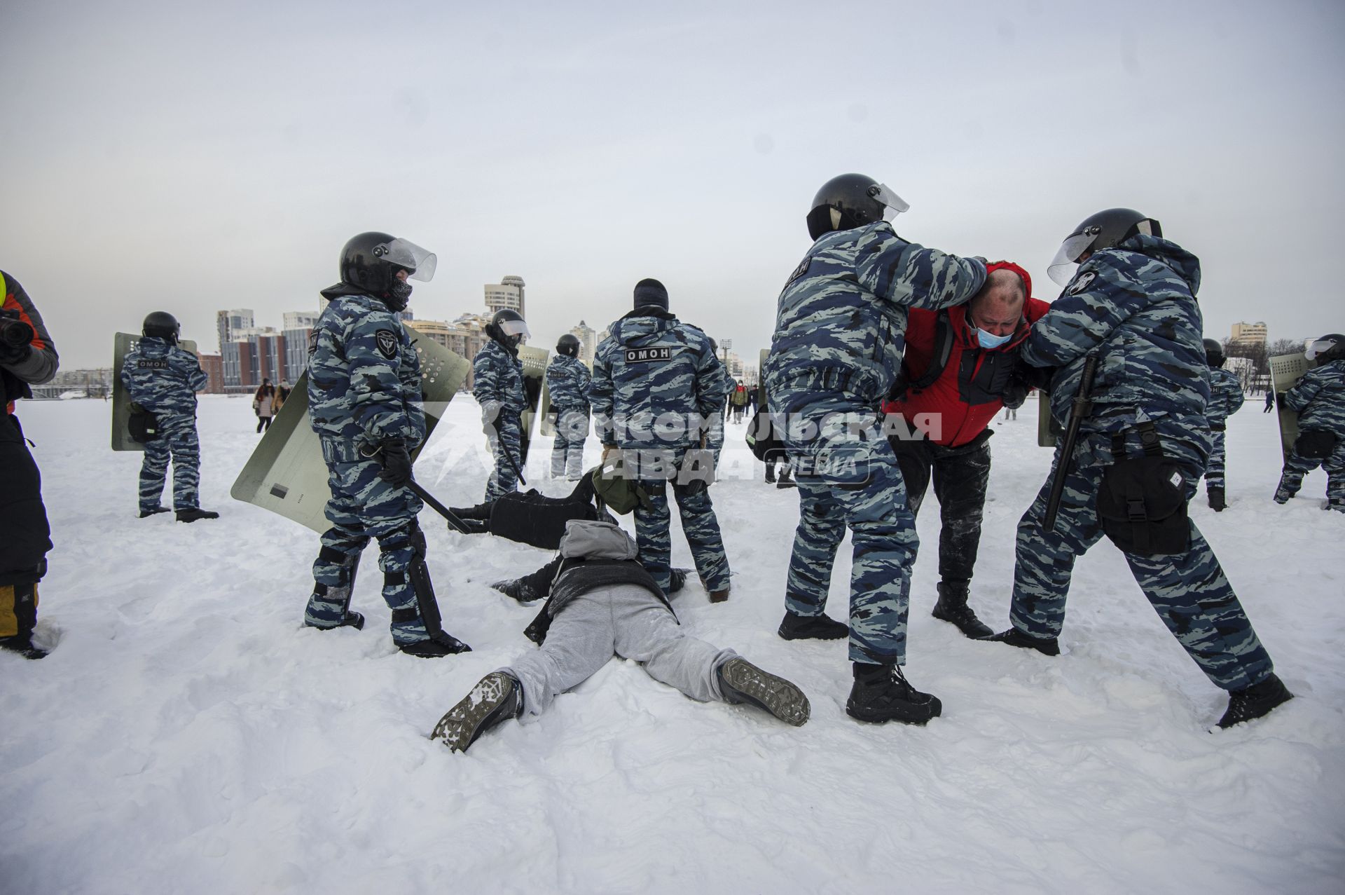 Екатеринбург. Сотрудники полиции задерживают участников несанкционированного митинга в поддержку оппозиционера Алексея Навального в сквере у Драматического театра, напротив дома правительства Свердловской области