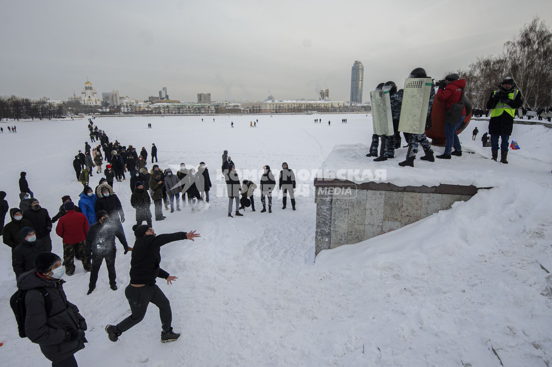 Екатеринбург. Участник несанкционированного митинга в поддержку оппозиционера Алексея Навального бросает снежок в полицию, в сквере у Драматического театра