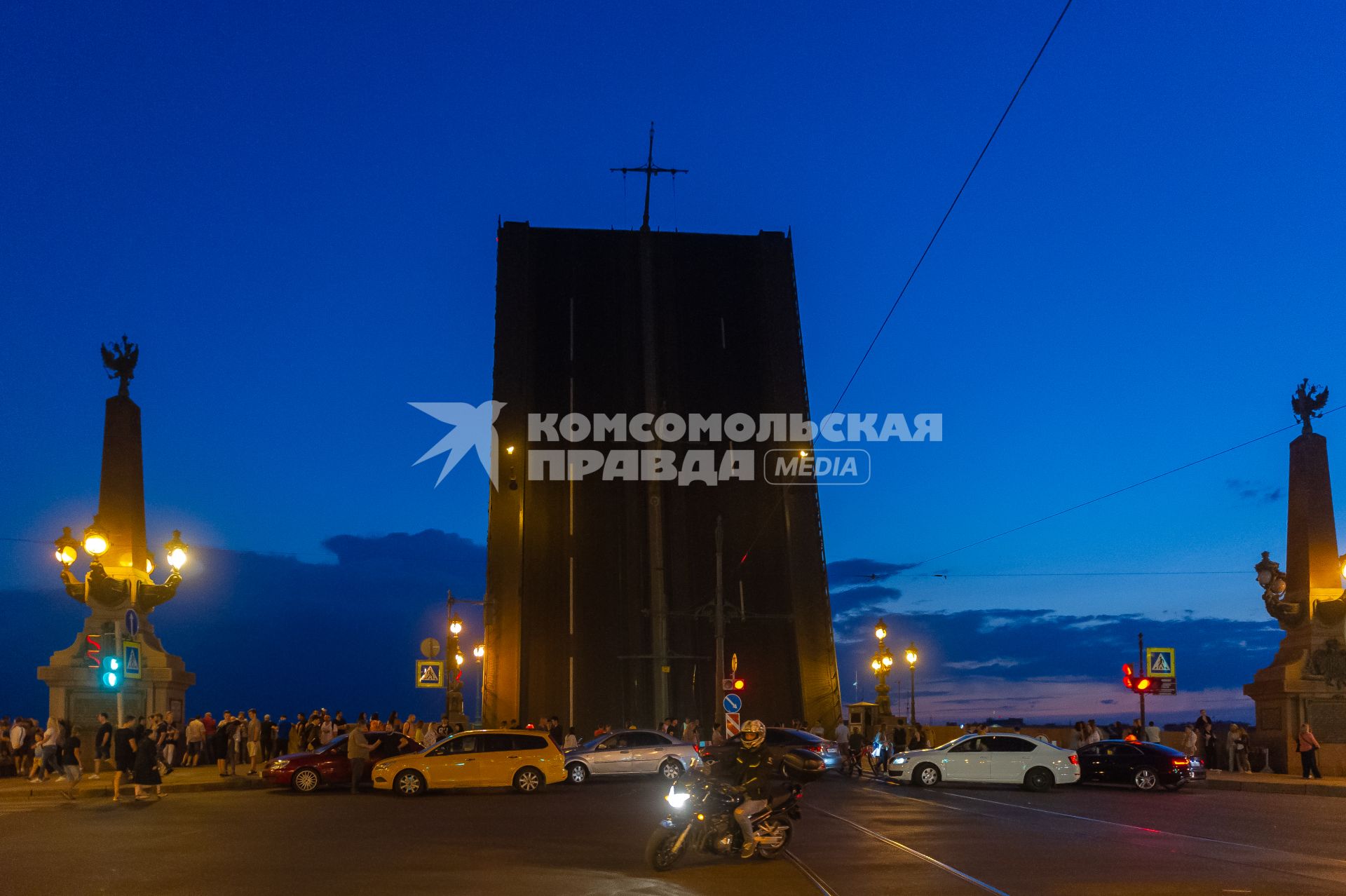 Санкт-Петербург.   Вид на разводной мост.