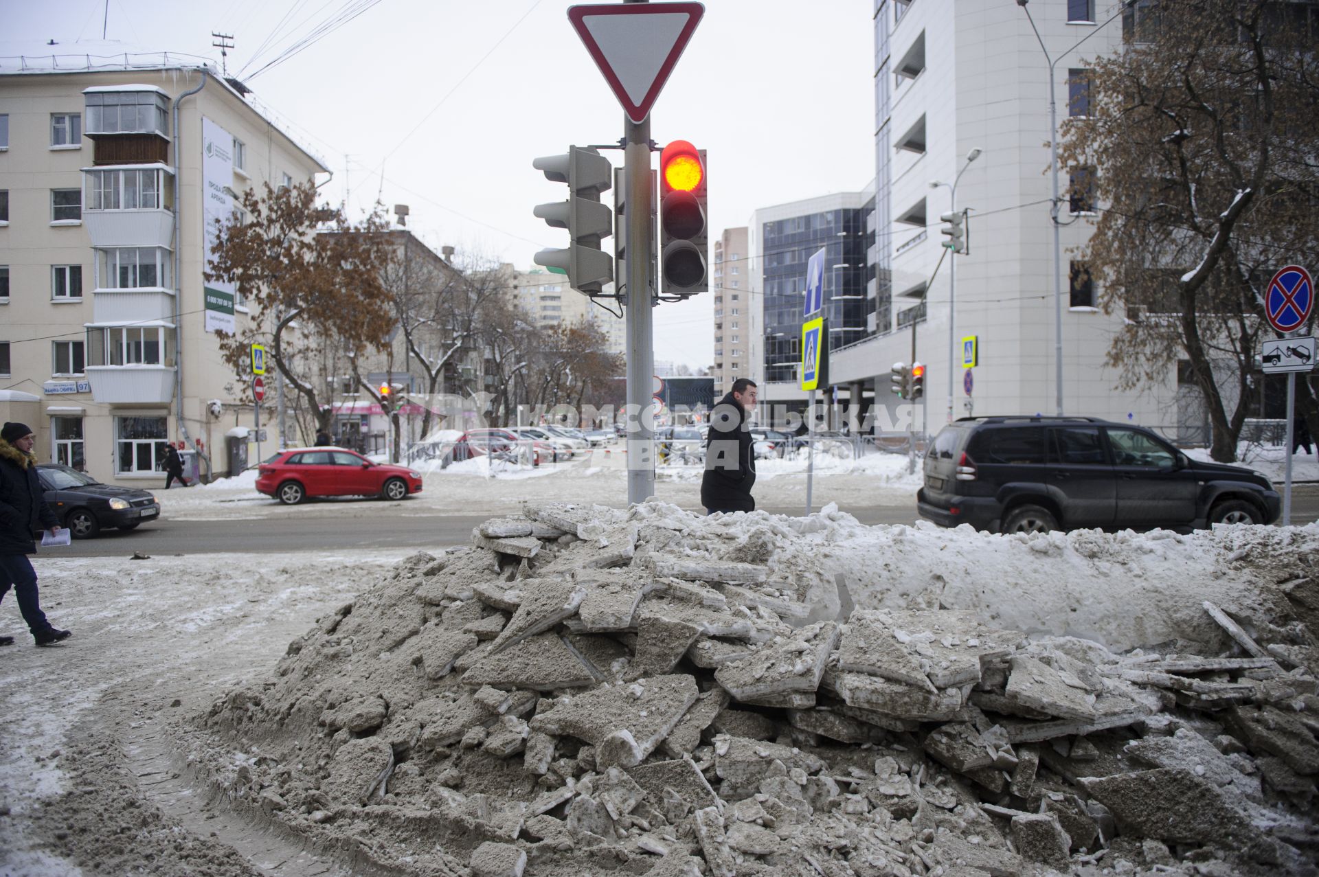 Екатеринбург. Горожане проходят мимо кучи грязного снега убранного с дороги