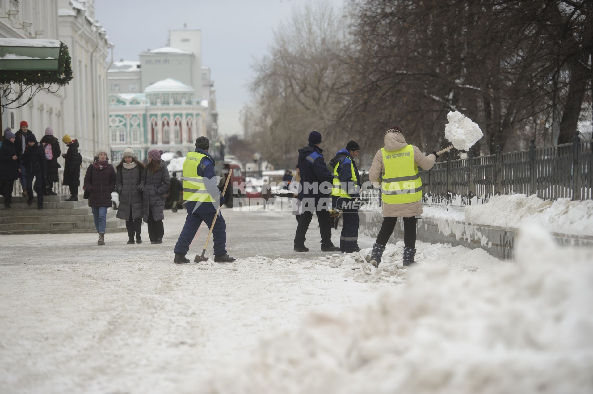 Екатеринбург. Дворники убирают снег с улиц города