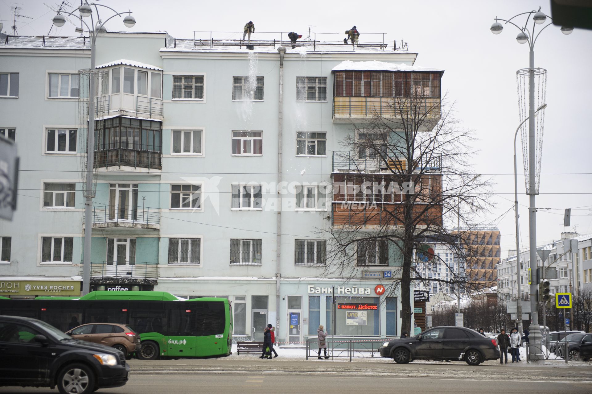 Екатеринбург. Рабочие убирают снег с крыши жилого дома