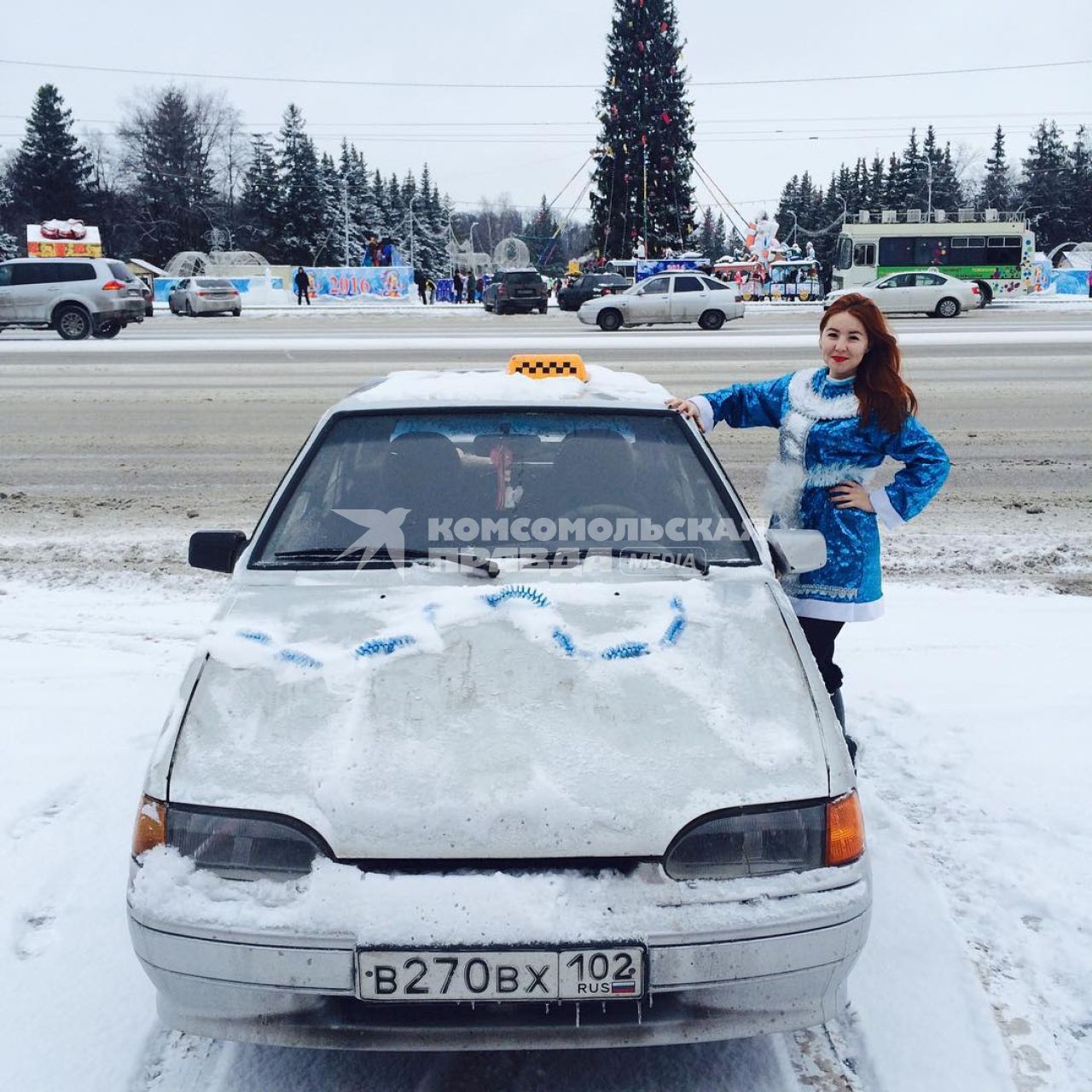 Уфа. Эльвира Апарина в костюме Снегурочки у такси.