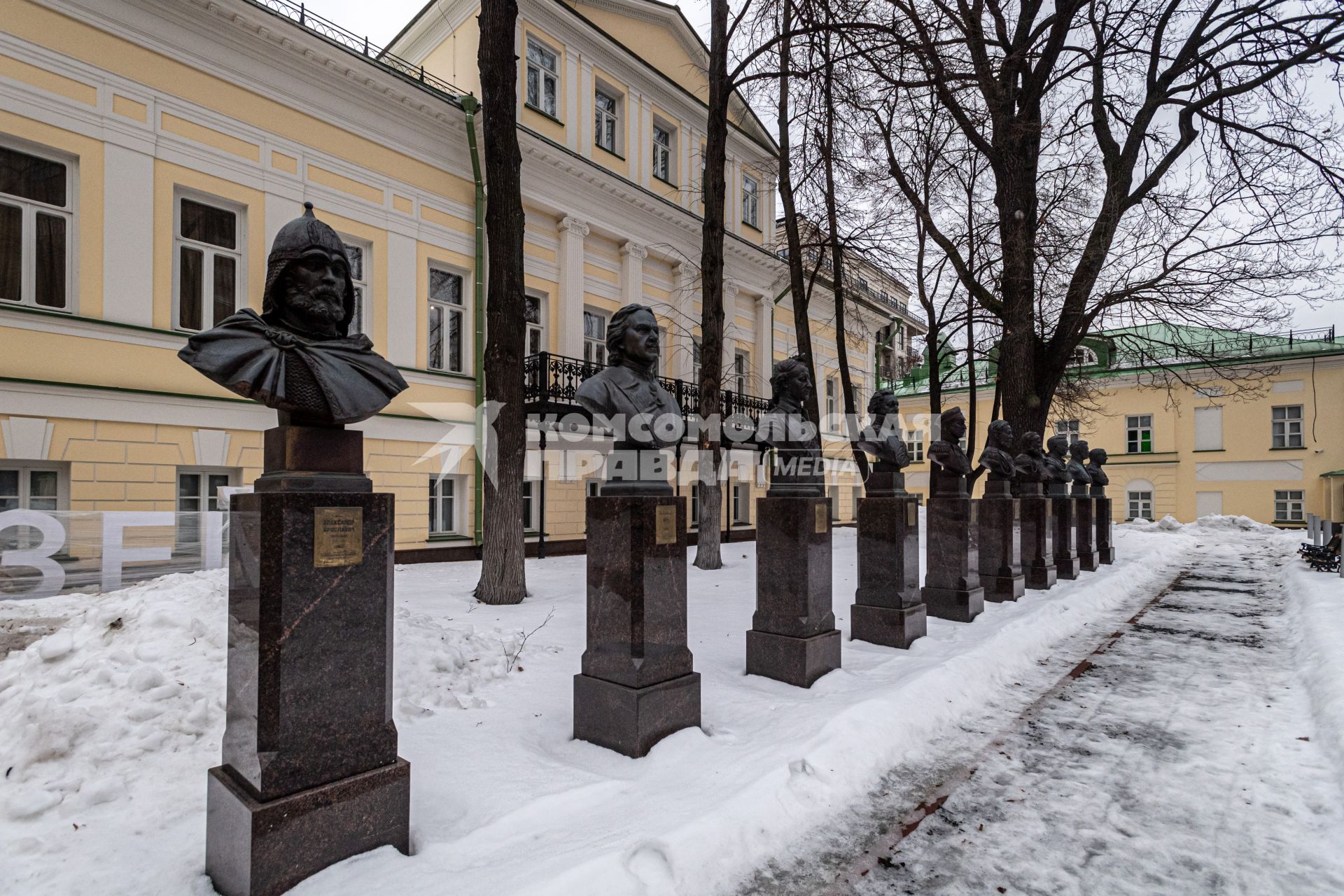 Москва. Бюсты всех лидеров СССР на `Аллее правителей` в сквере у Музея военной формы одежды Российского военно-исторического общества (РВИО).