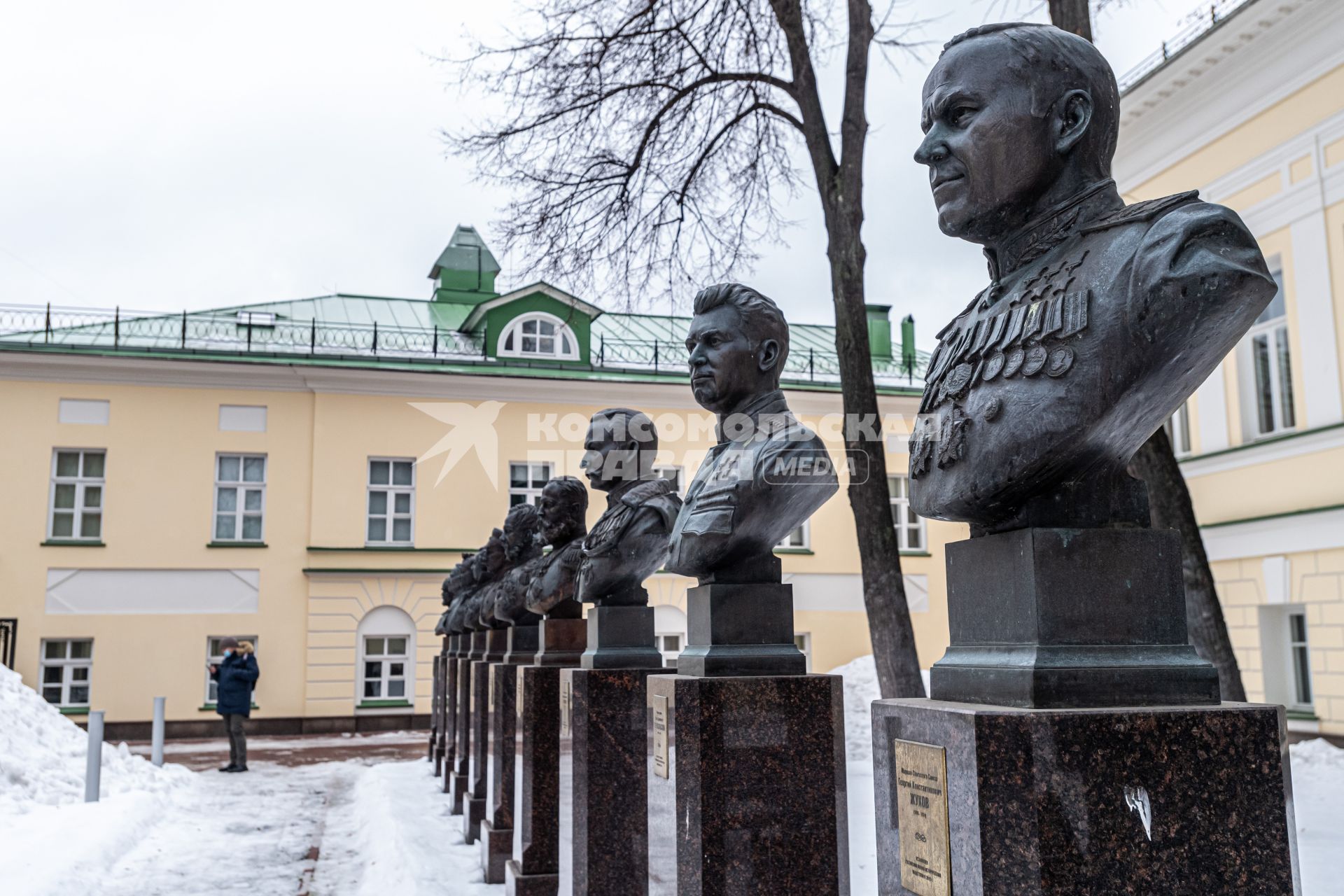 Москва. Бюсты всех лидеров СССР на `Аллее правителей` в сквере у Музея военной формы одежды Российского военно-исторического общества (РВИО).