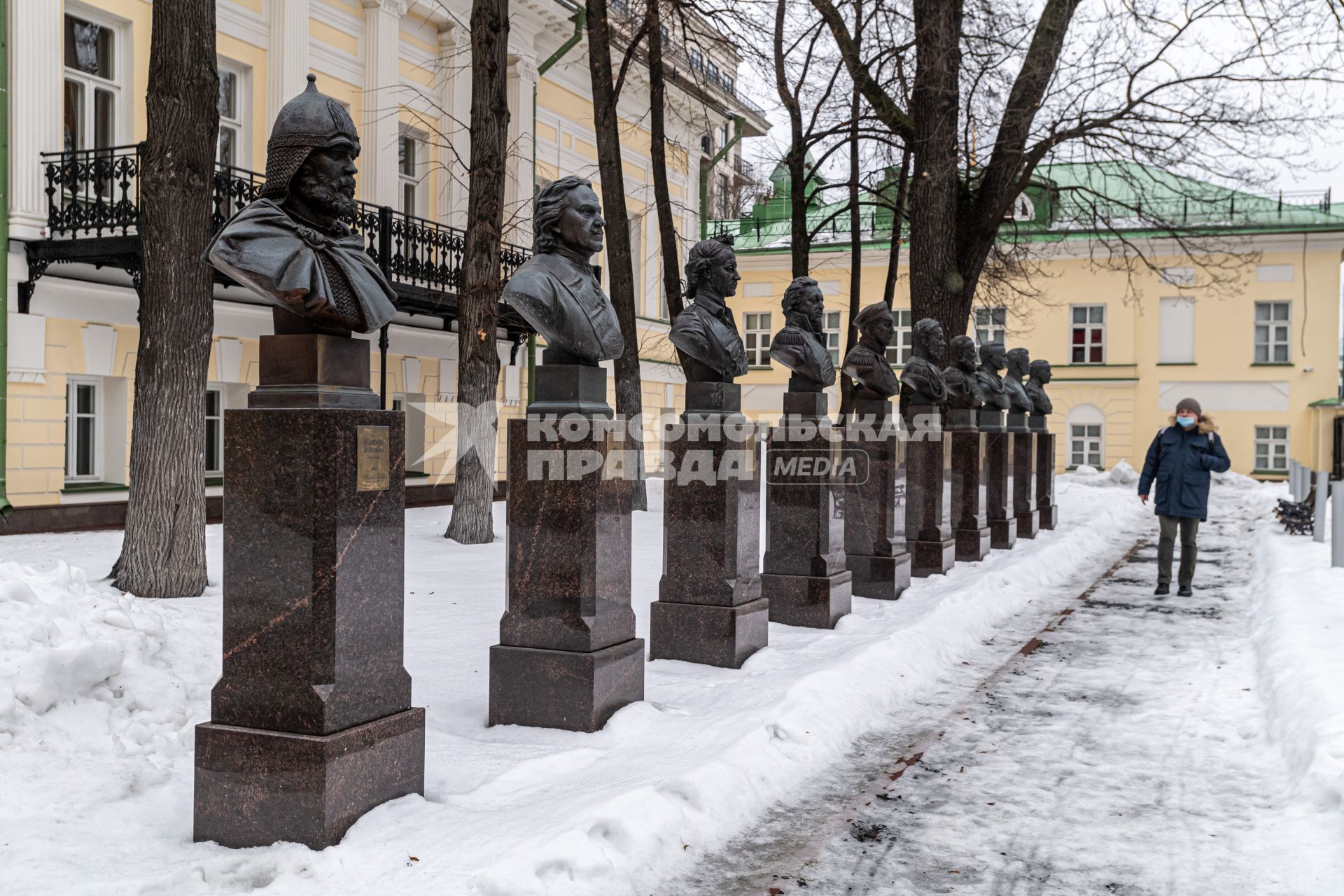 Москва. Бюсты всех лидеров СССР на `Аллее правителей` в сквере у Музея военной формы одежды Российского военно-исторического общества (РВИО).