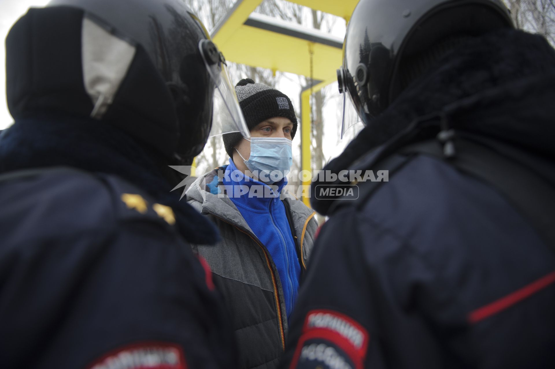 Екатеринбург. Сотрудники полиции задерживают участника несанкционированного шествия сторонников оппозиционера Алексея Навального