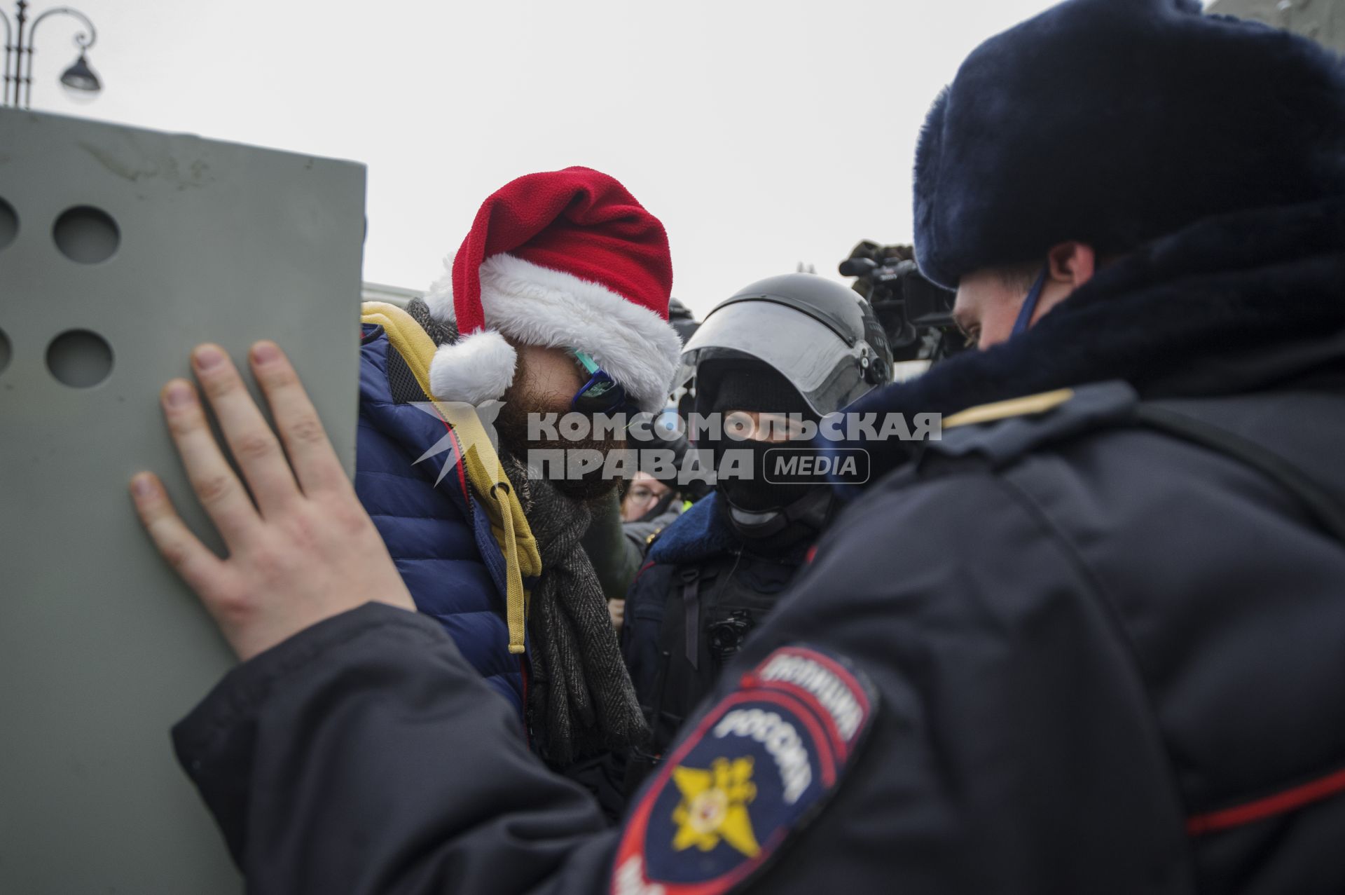 Екатеринбург. Сотрудники полиции задерживают участника несанкционированного шествия сторонников оппозиционера Алексея Навального