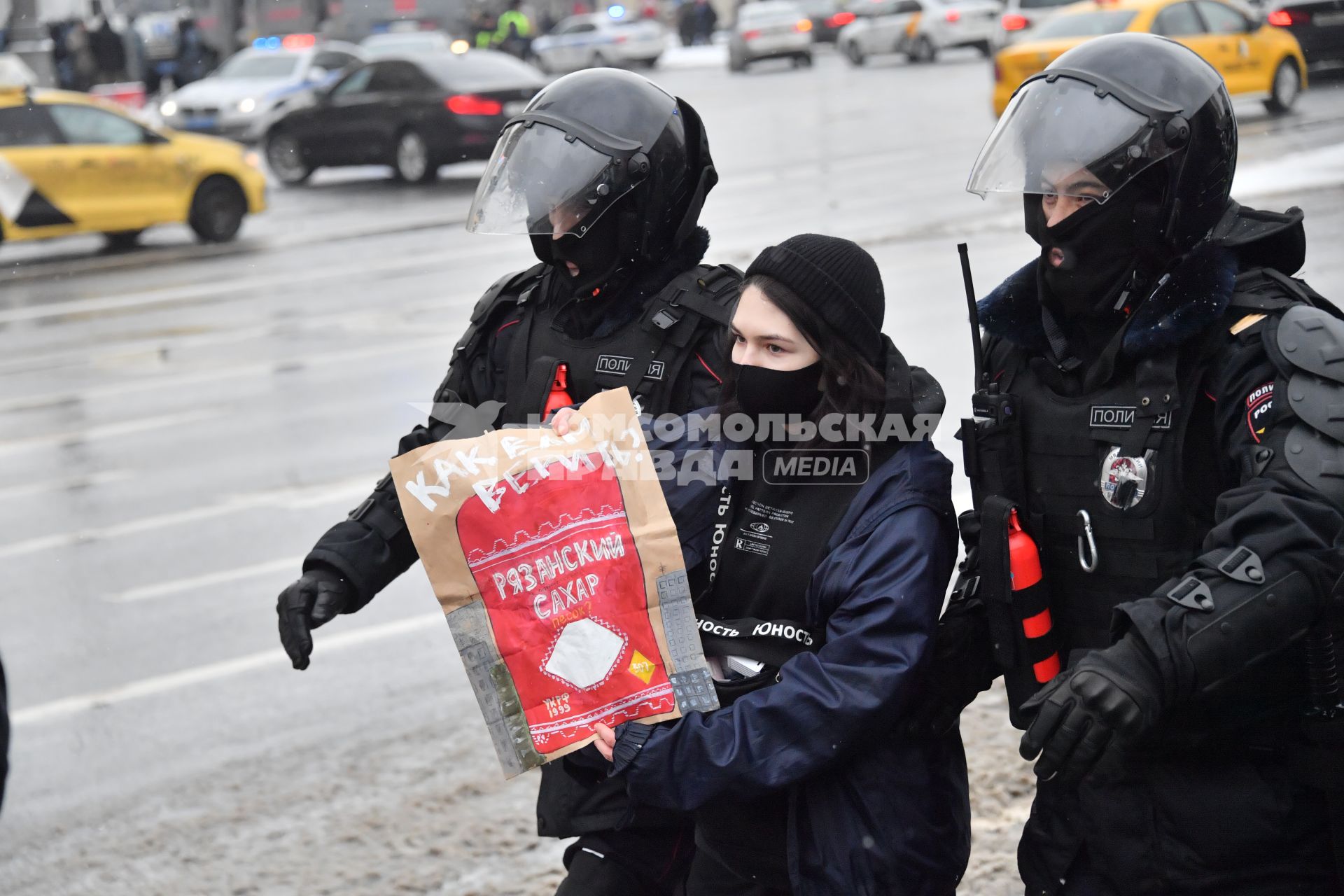 Москва.  Сотрудники правоохранительных органов задерживают участницу несанкционированной акции в поддержку оппозиционера Алексея Навального.