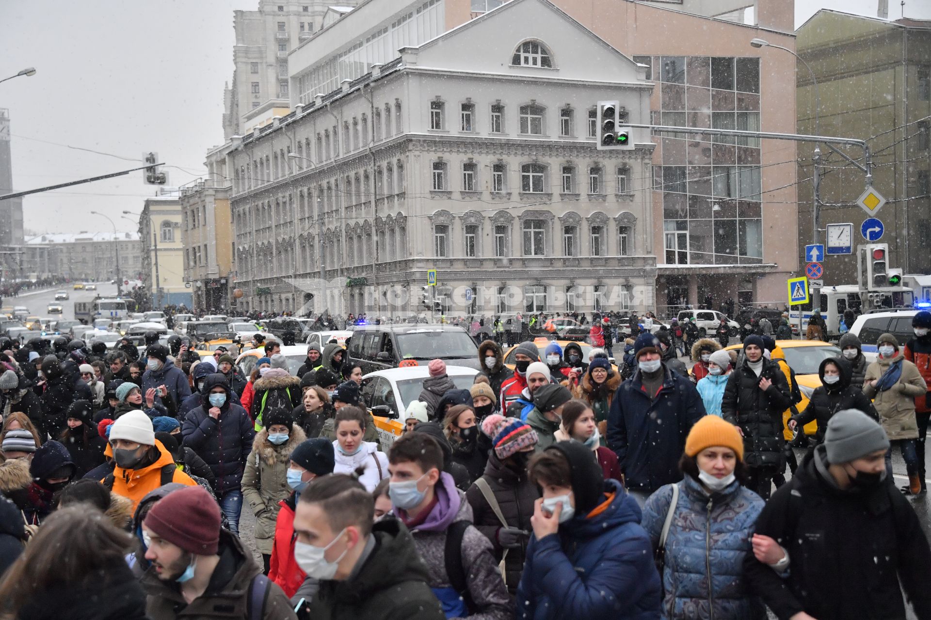 Москва.  Участники несанкционированной акции в поддержку Алексея Навального на одной из улиц города.