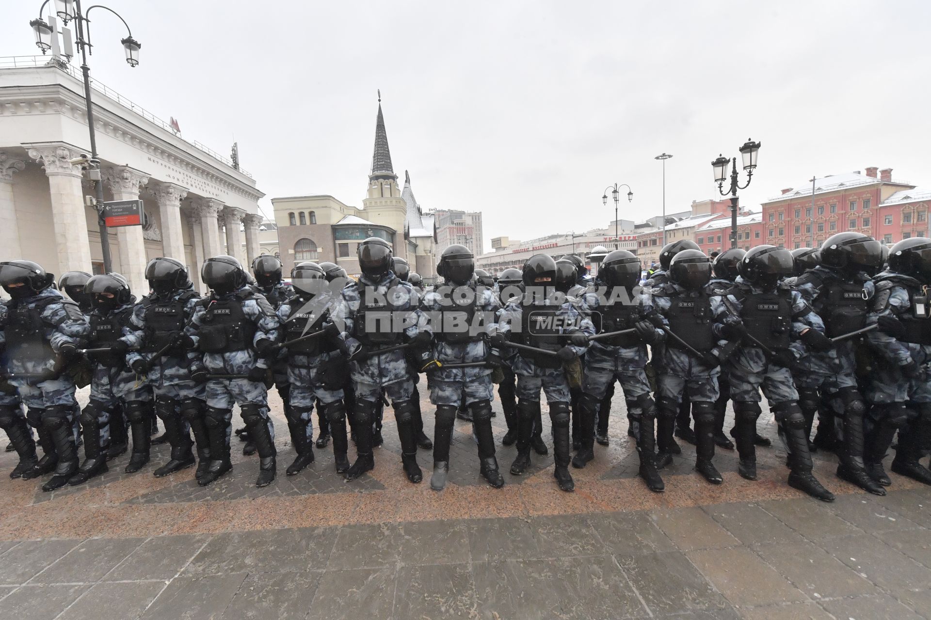 Москва. Сотрудники правоохранительных органов  во время несанкционированной акции в поддержку Алексея Навального у станции метро `Комсомольская`.