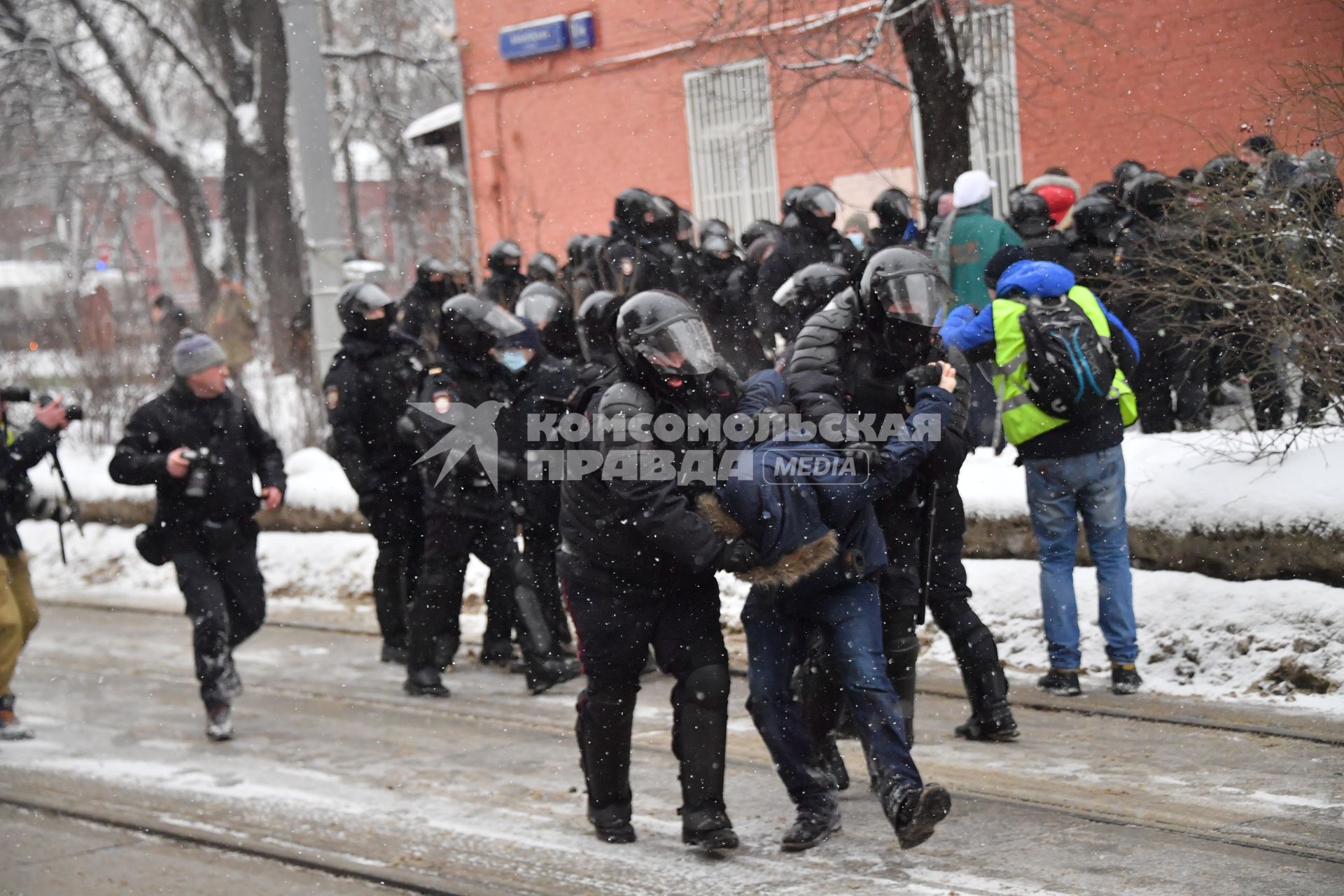 Москва.  Сотрудники правоохранительных органов задерживают участника несанкционированной акции в поддержку оппозиционера Алексея Навального.