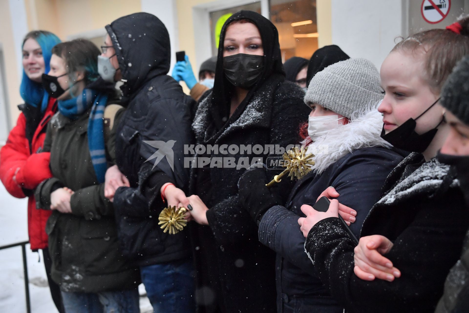 Москва.  Участники несанкционированной акции в поддержку Алексея Навального на одной из улиц города.