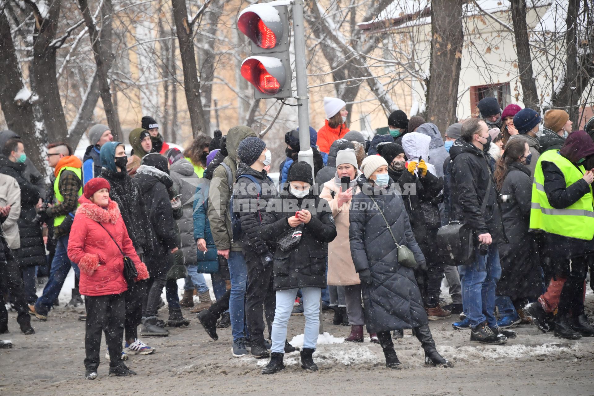 Москва.  Участники несанкционированной акции в поддержку Алексея Навального на одной из улиц города.