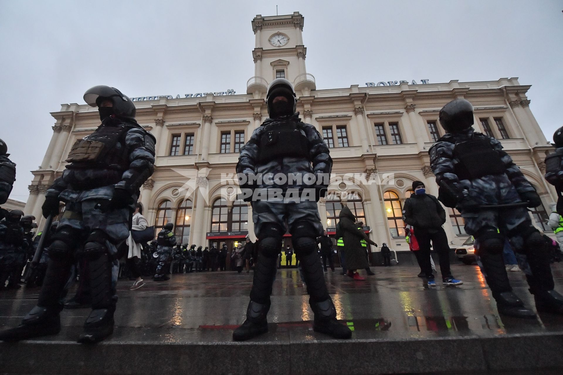 Москва. Сотрудники правоохранительных органов у Ленинградского вокзала во время несанкционированной акции в поддержку Алексея Навального.