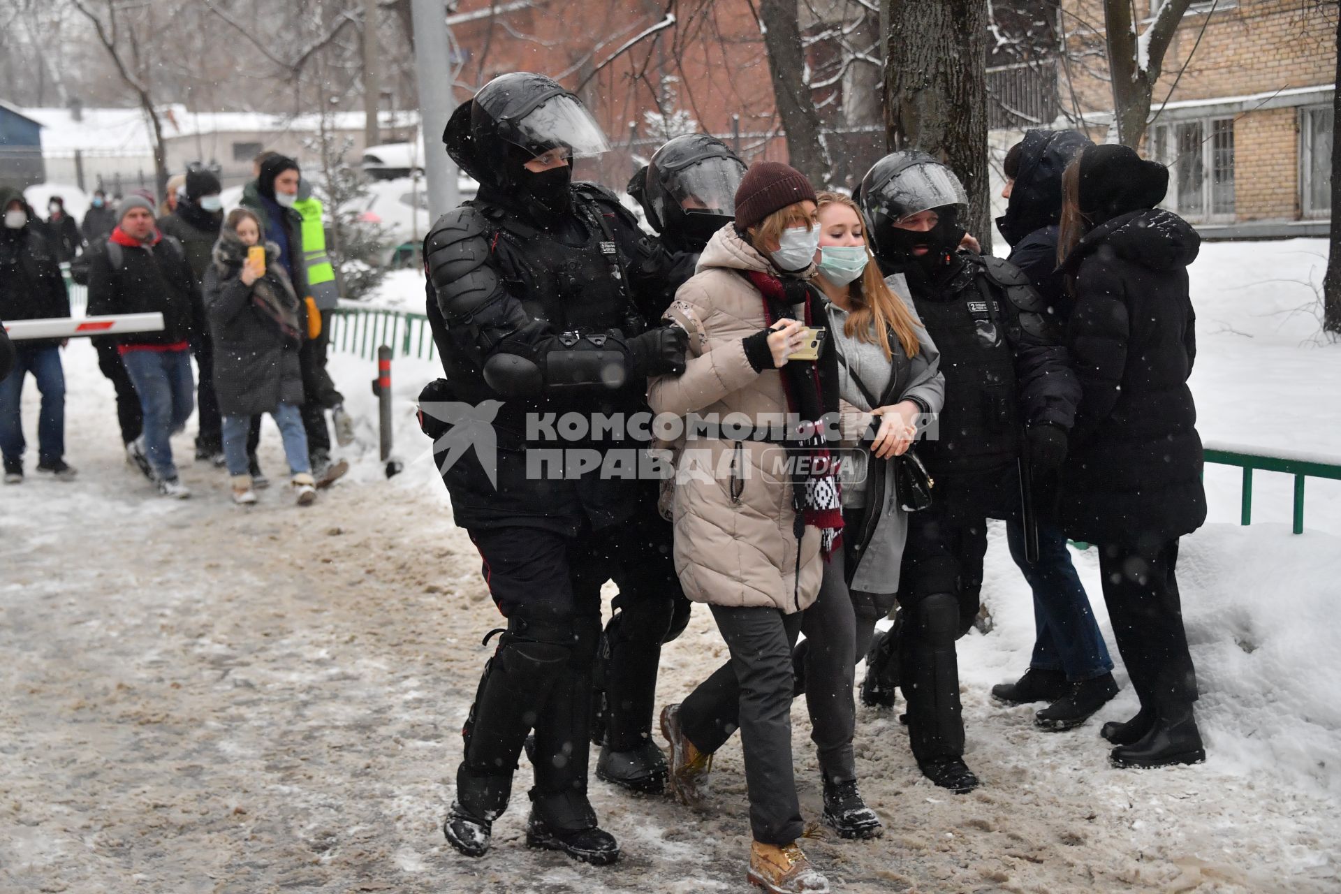 Москва.  Сотрудники правоохранительных органов задерживают участниц несанкционированной акции в поддержку оппозиционера Алексея Навального.