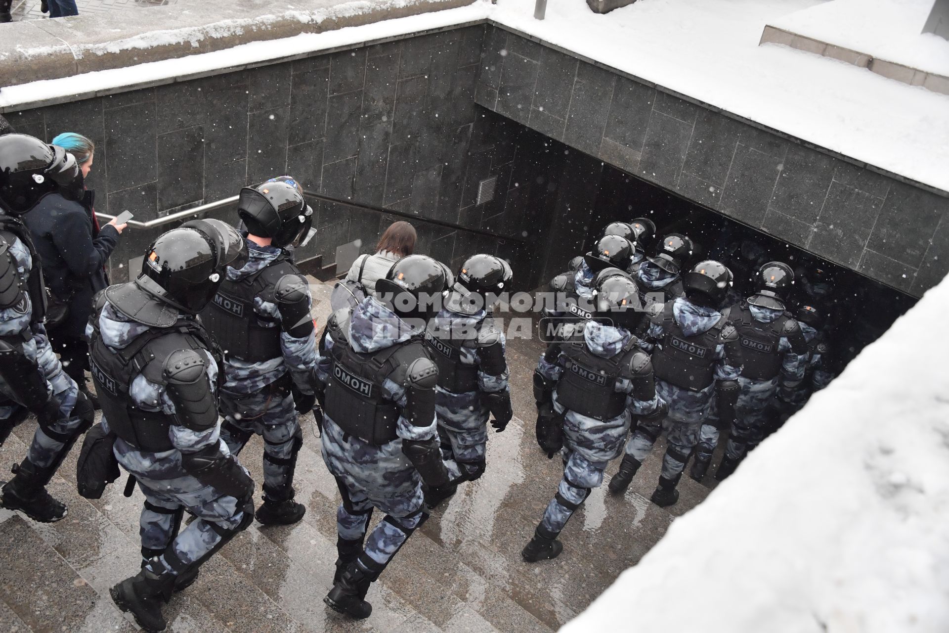 Москва. Сотрудники правоохранительных органов  во время несанкционированной акции в поддержку Алексея Навального у станции метро `Комсомольская`.