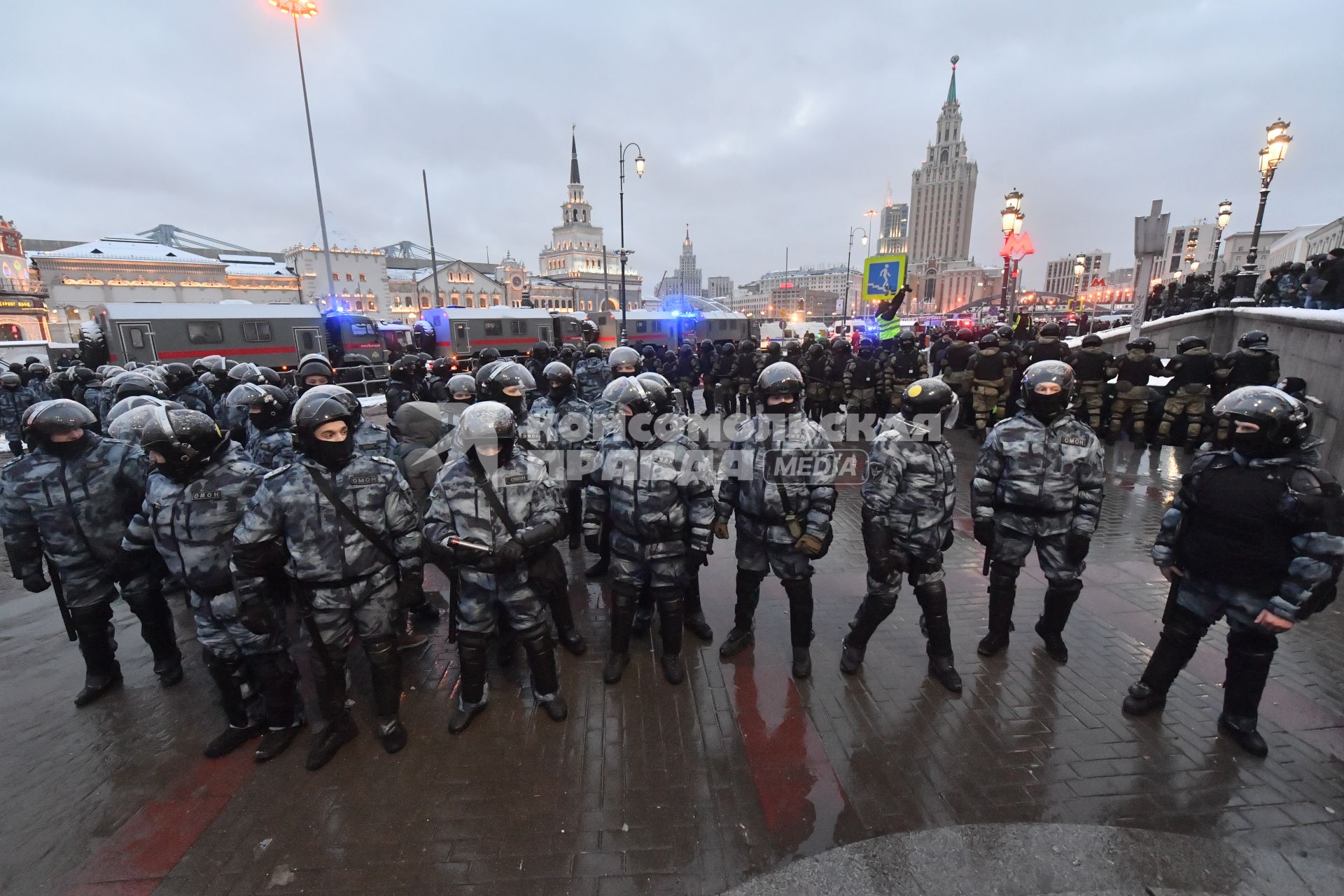 Москва. Сотрудники правоохранительных органов  во время несанкционированной акции в поддержку Алексея Навального на Комсомольской площади.