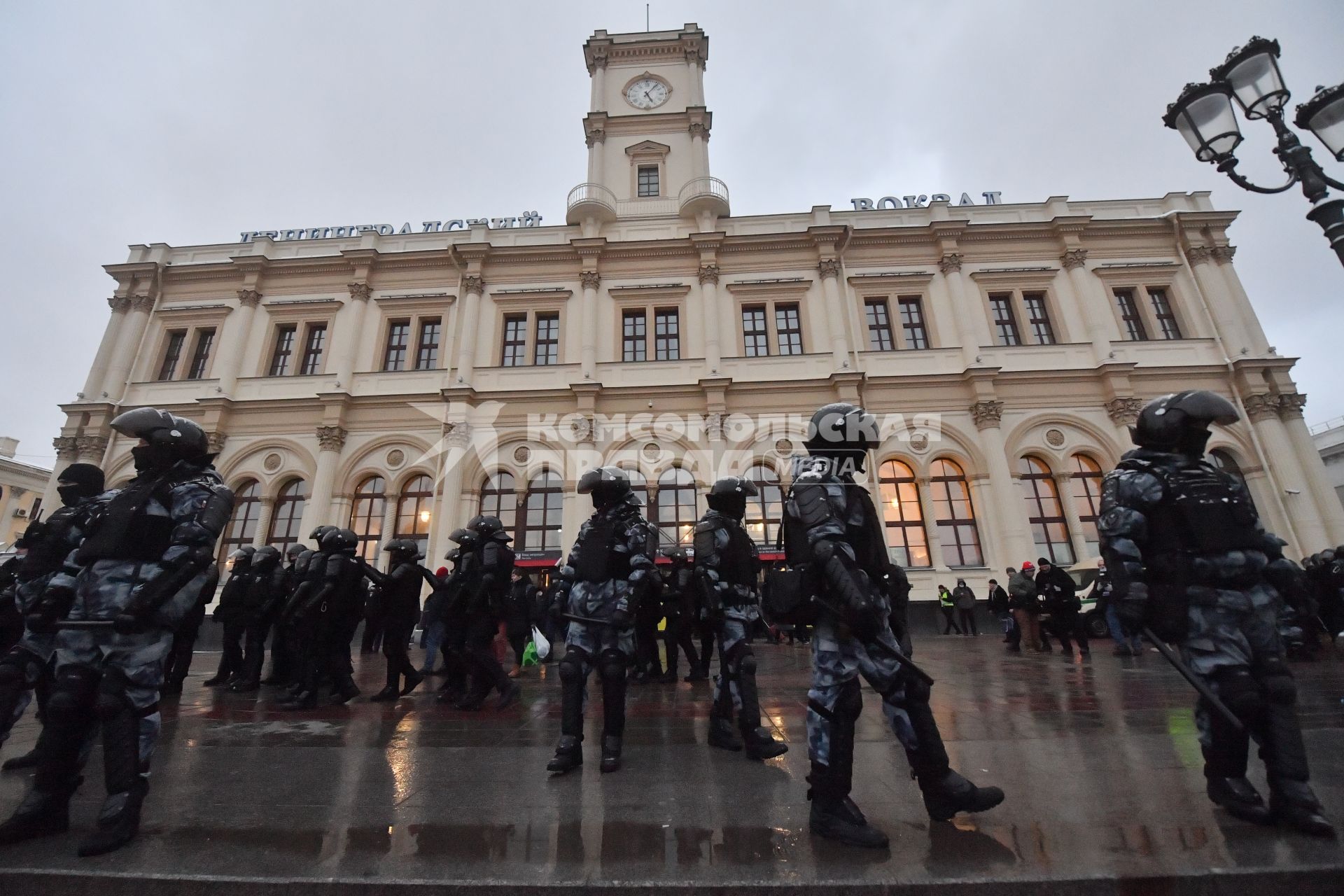 Москва. Сотрудники правоохранительных органов у Ленинградского вокзала во время несанкционированной акции в поддержку Алексея Навального.