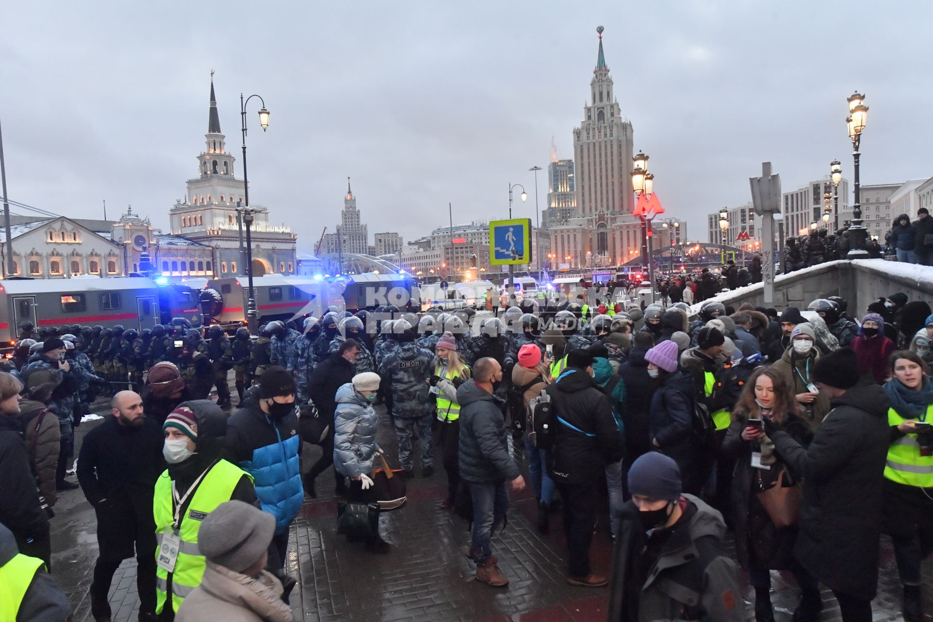 Москва. Сотрудники правоохранительных органов и участники несанкционированной акции в поддержку оппозиционера Алексея Навального  на Комсомольской площади.