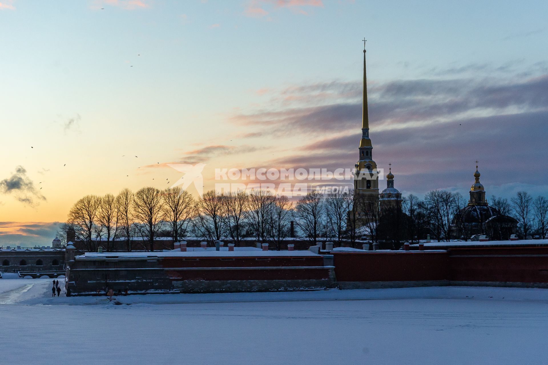 Санкт-Петербург. Яркий закат с видом на Петропавловскую крепость и Неву.