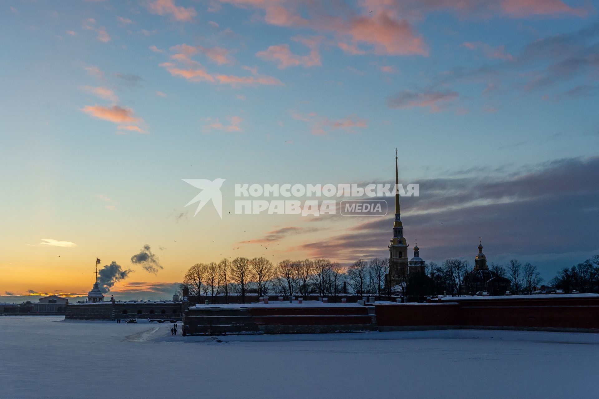 Санкт-Петербург. Яркий закат с видом на Петропавловскую крепость и Неву.