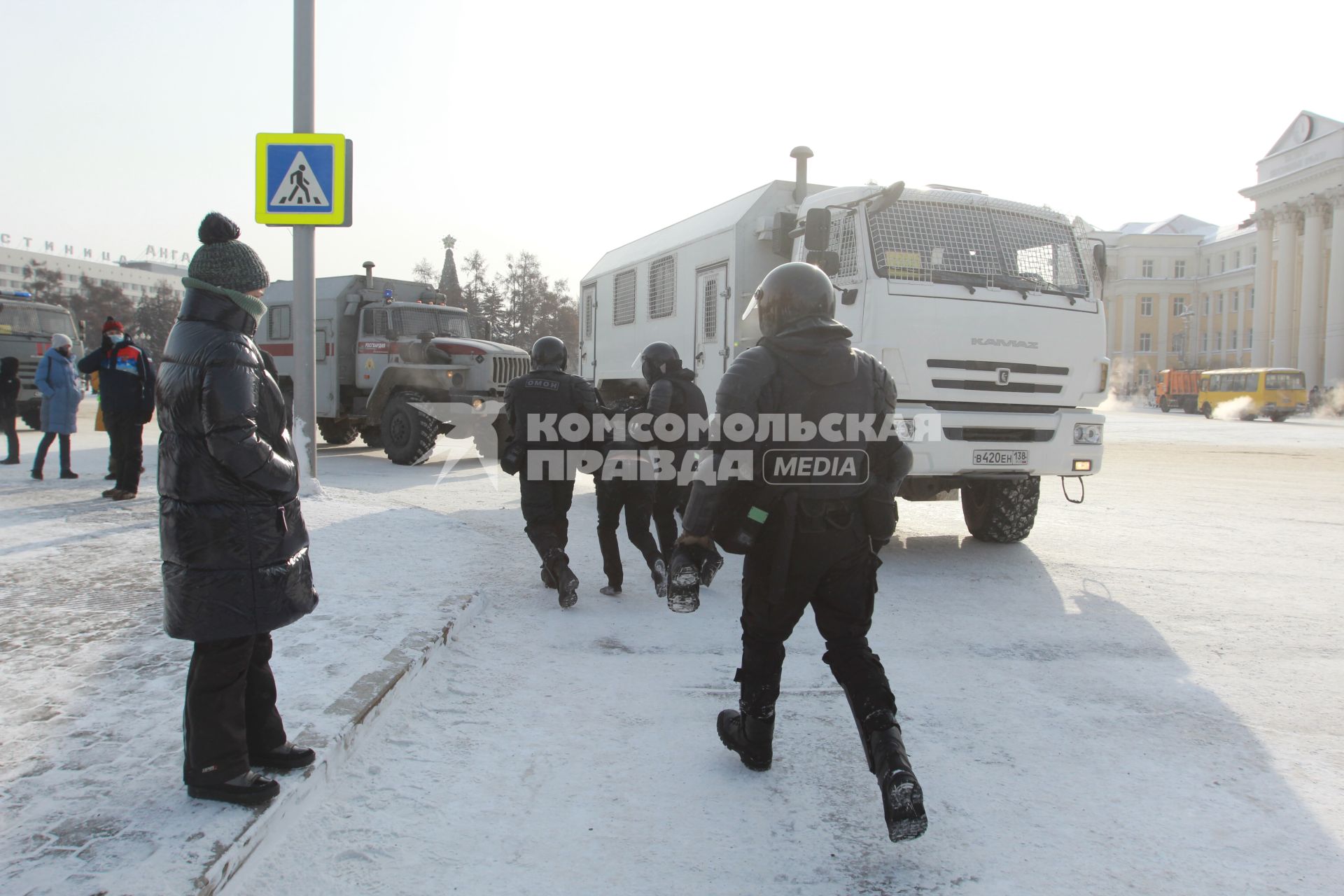 Иркутск. Сотрудники правоохранительных органов задерживают  участника несанкционированной акции в поддержку оппозиционера Алексея Навального у здания правительства Иркутской области.