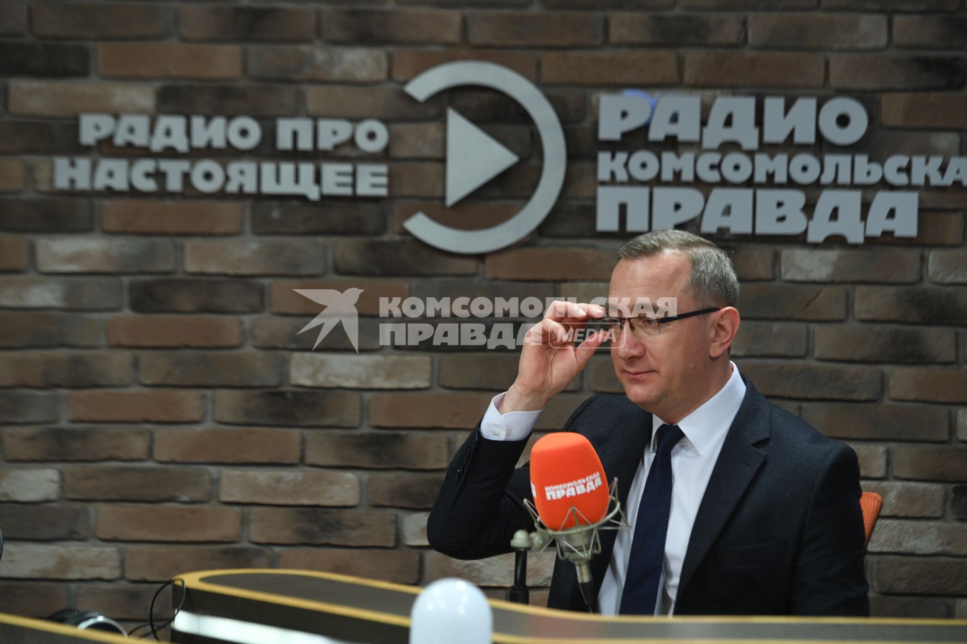 Москва.  Губернатор Калужской области Владислав Шапша на радиостанции `Комсомольская правда`.