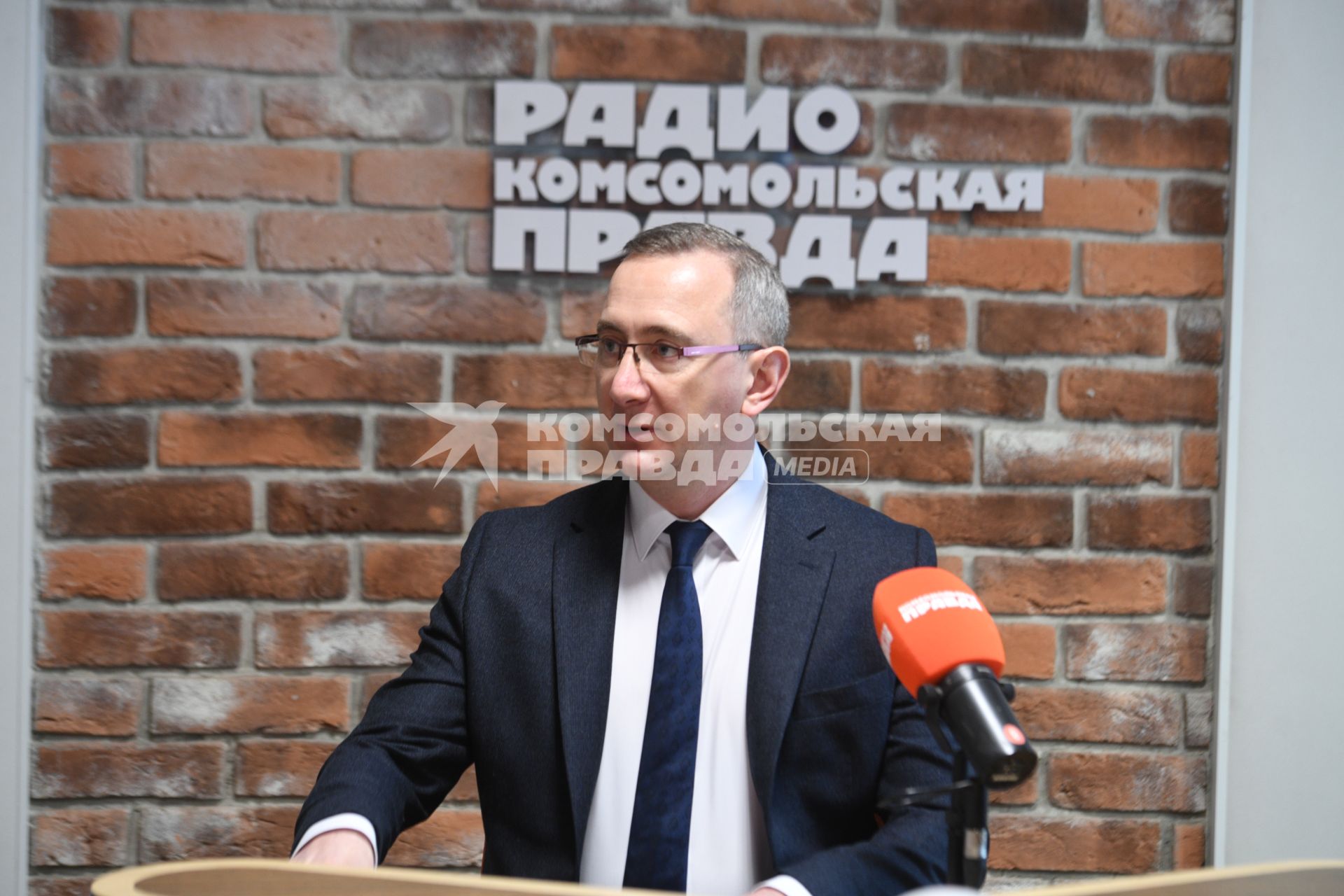 Москва.  Губернатор Калужской области Владислав Шапша на радиостанции `Комсомольская правда`.