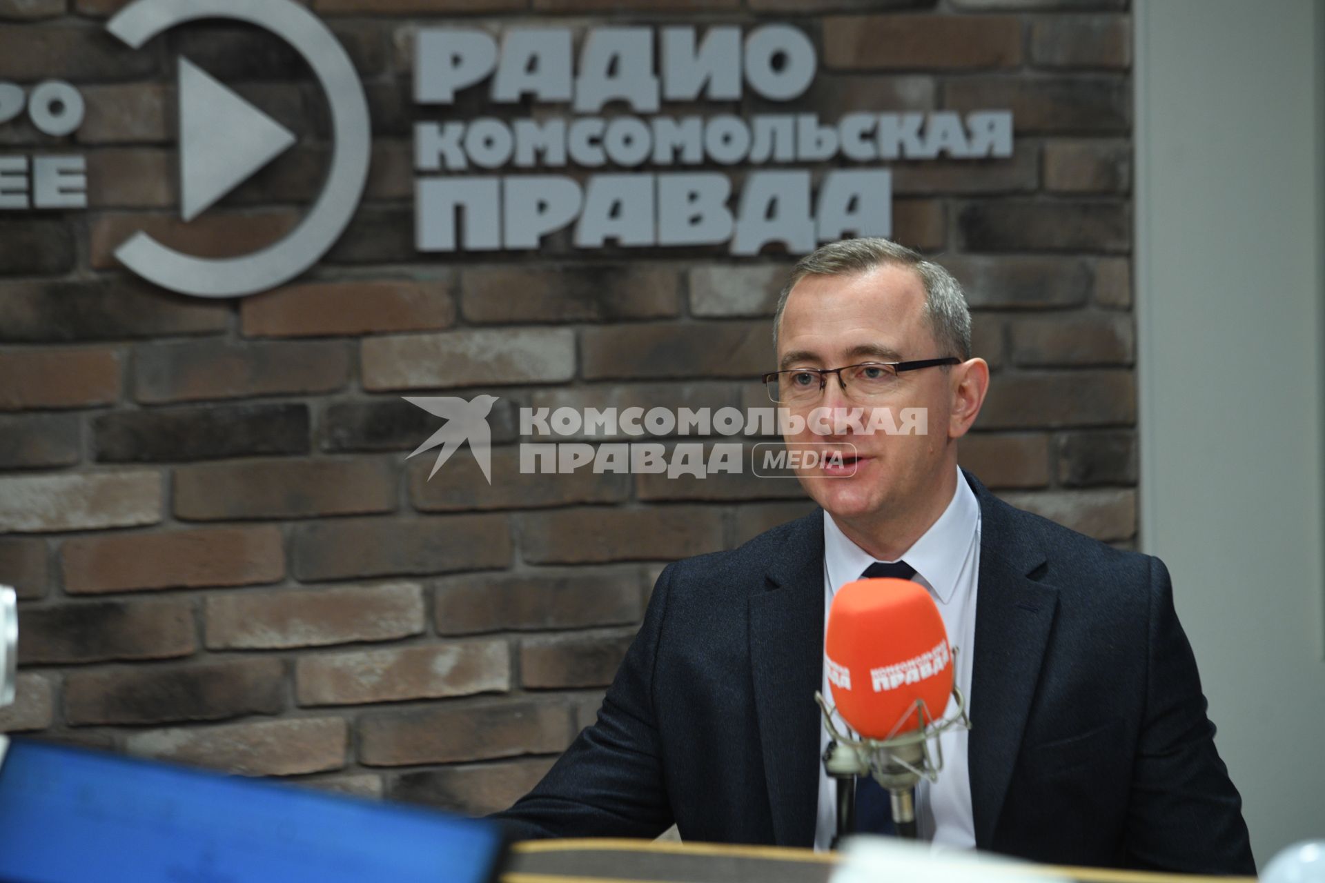 Москва.  Губернатор Калужской области Владислав Шапша на радиостанции `Комсомольская правда`.