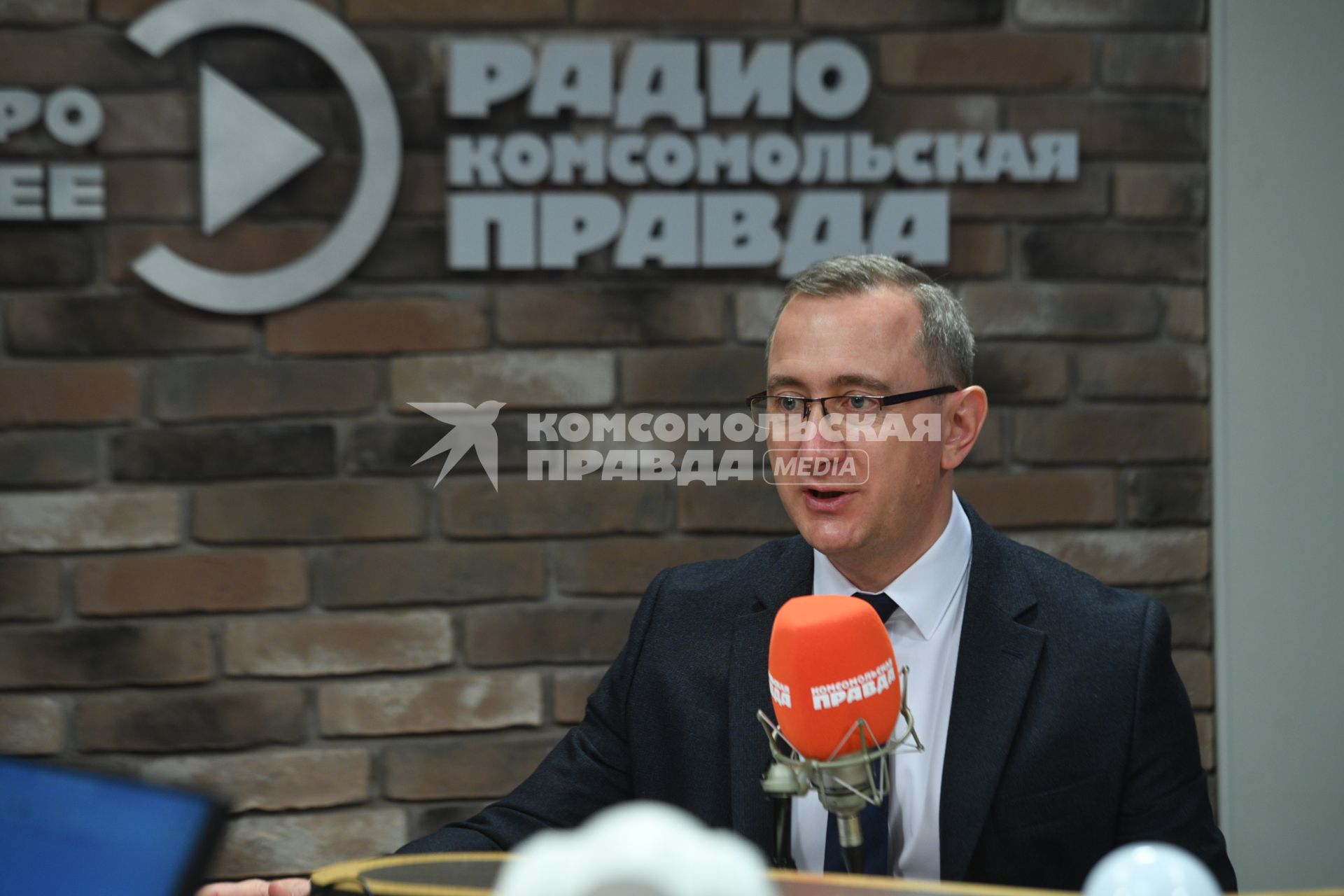 Москва.  Губернатор Калужской области Владислав Шапша на радиостанции `Комсомольская правда`.
