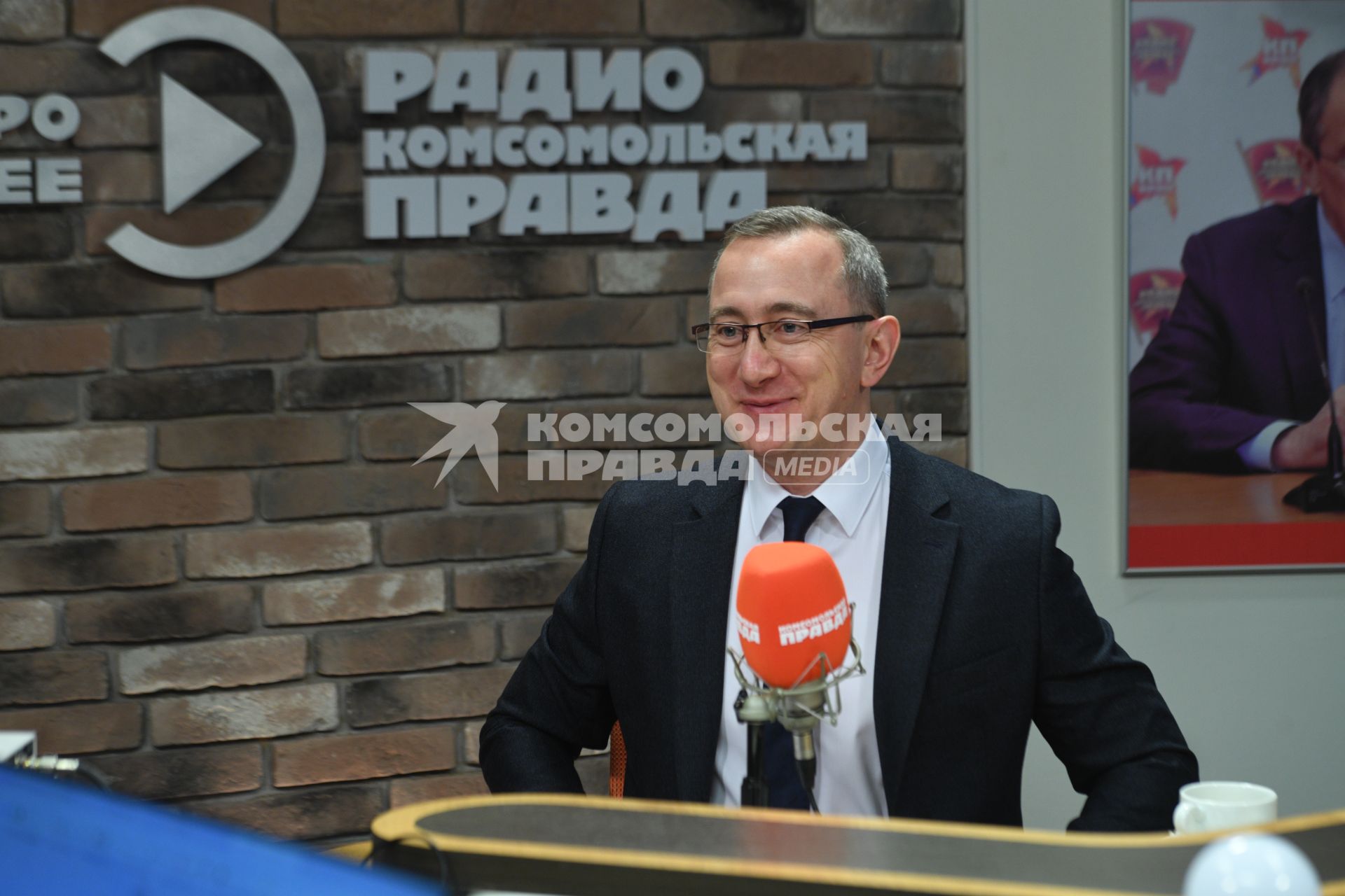 Москва.  Губернатор Калужской области Владислав Шапша на радиостанции `Комсомольская правда`.