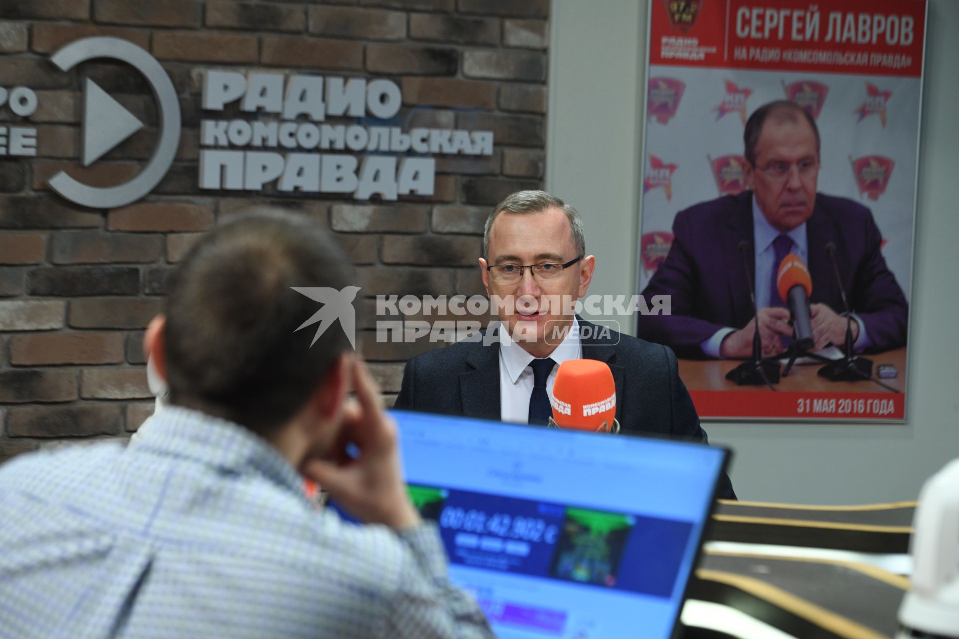 Москва.  Ведущий Антон Челышев и губернатор Калужской области Владислав Шапша (слева направо) на радиостанции `Комсомольская правда`.