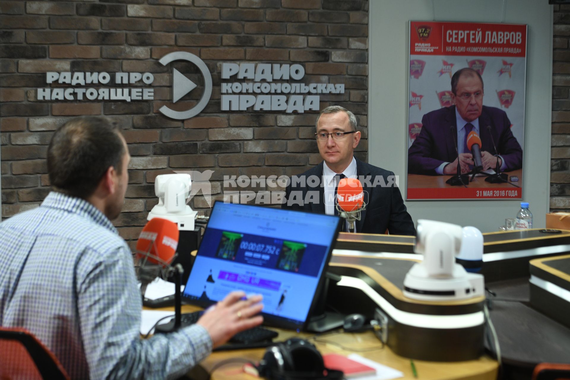 Москва.  Ведущий Антон Челышев и губернатор Калужской области Владислав Шапша (слева направо) на радиостанции `Комсомольская правда`.