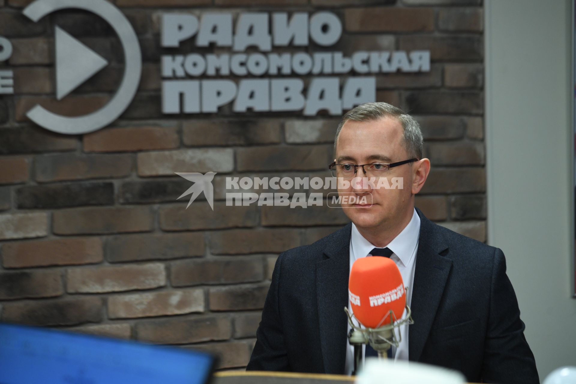 Москва.  Губернатор Калужской области Владислав Шапша на радиостанции `Комсомольская правда`.