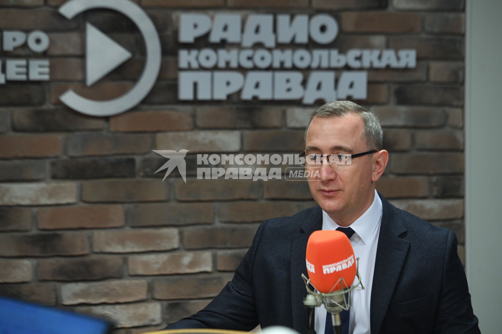 Москва.  Губернатор Калужской области Владислав Шапша на радиостанции `Комсомольская правда`.