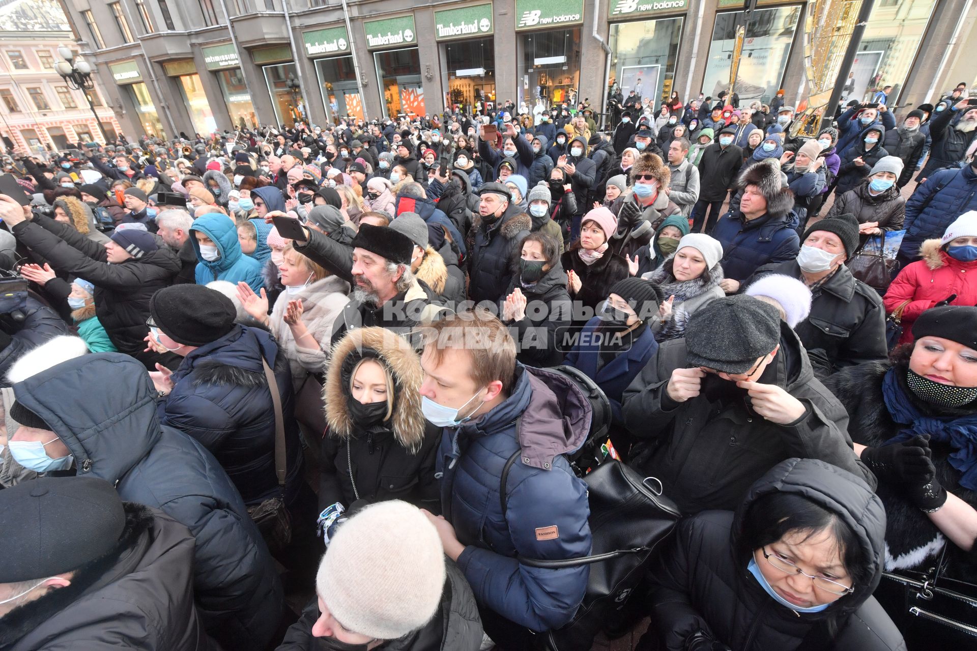 Москва. Люди во время церемонии прощания с актером Василием Лановым у Театра имени Вахтангова.