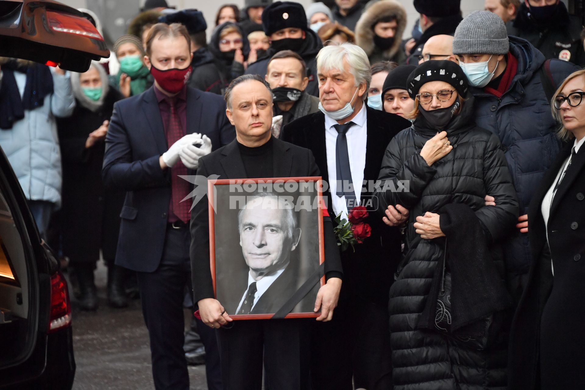 Москва. Директор театра Вахтангова Кирилл Крок (второй слева), актер Юрий Шлыков (в центре) и вдова актера Василия Ланового Ирина Купченко (вторая справа) во время церемонии прощания с Василием Лановым в Театре имени Вахтангова.