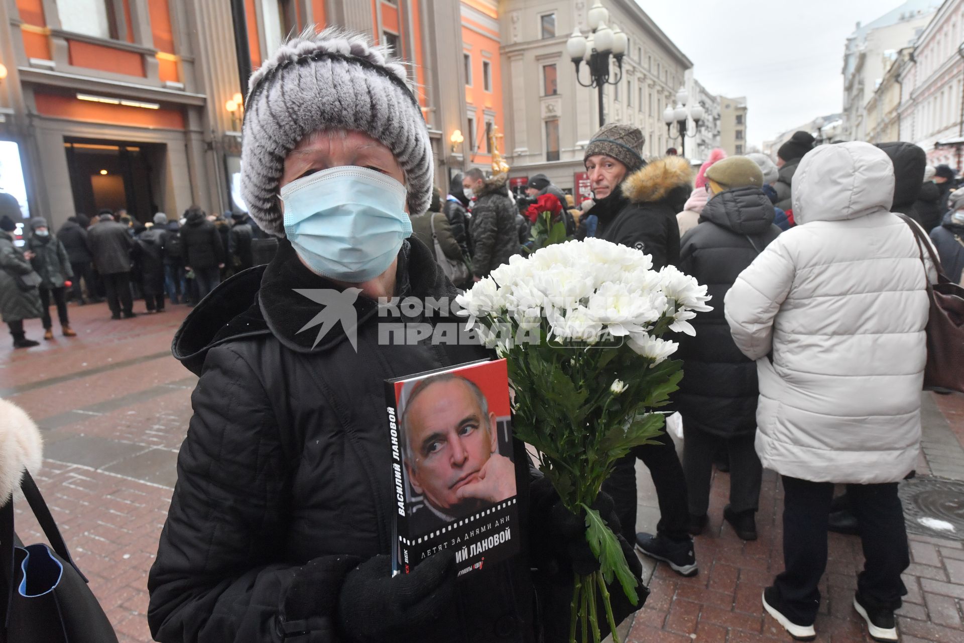 Москва. Люди во время церемонии прощания с актером Василием Лановым у Театра имени Вахтангова.