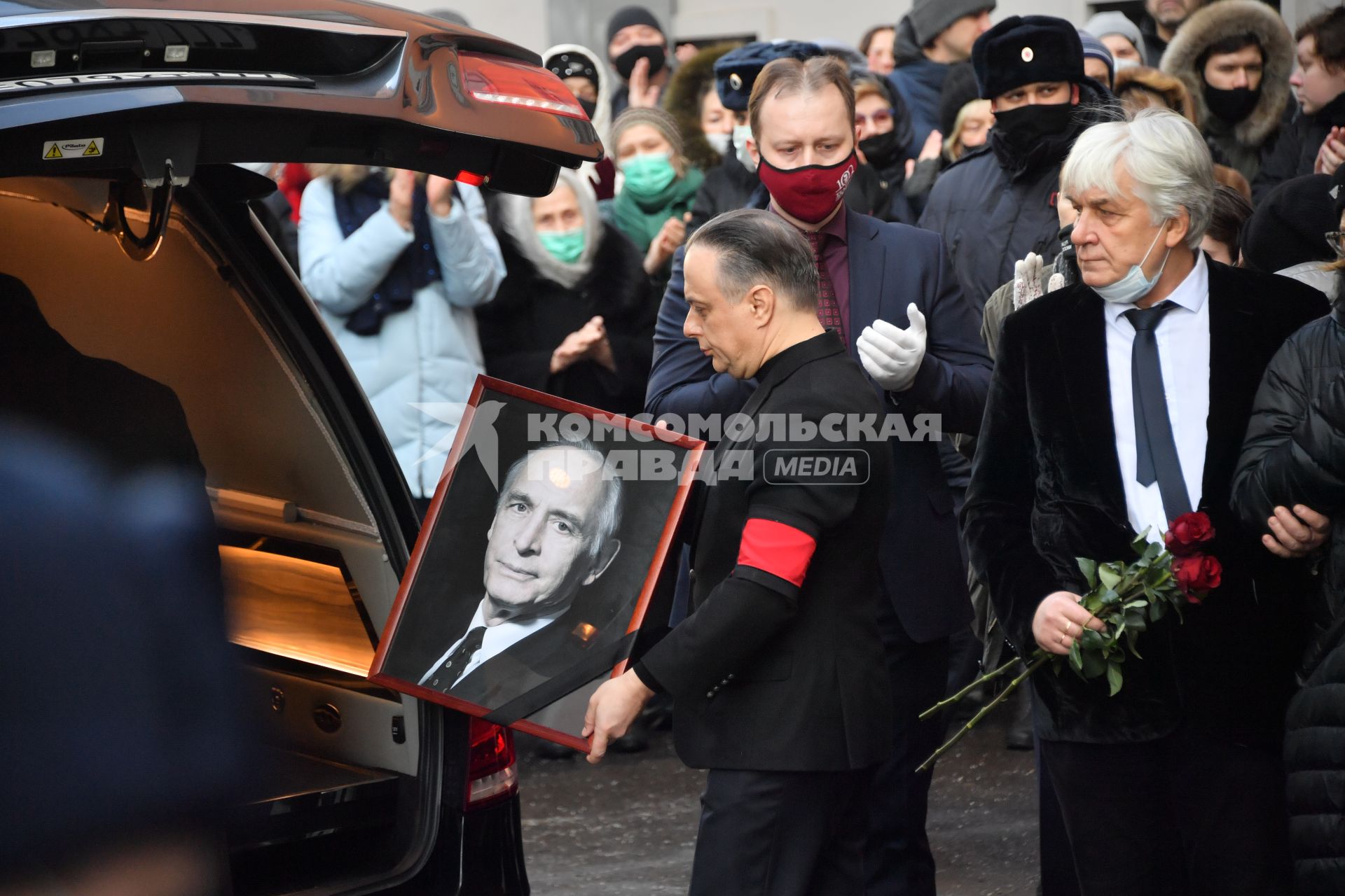 Москва. Директор театра Вахтангова Кирилл Крок (слева) и актер Юрий Шлыков (справа) во время церемонии прощания с актером Василием Лановым в Театре имени Вахтангова.