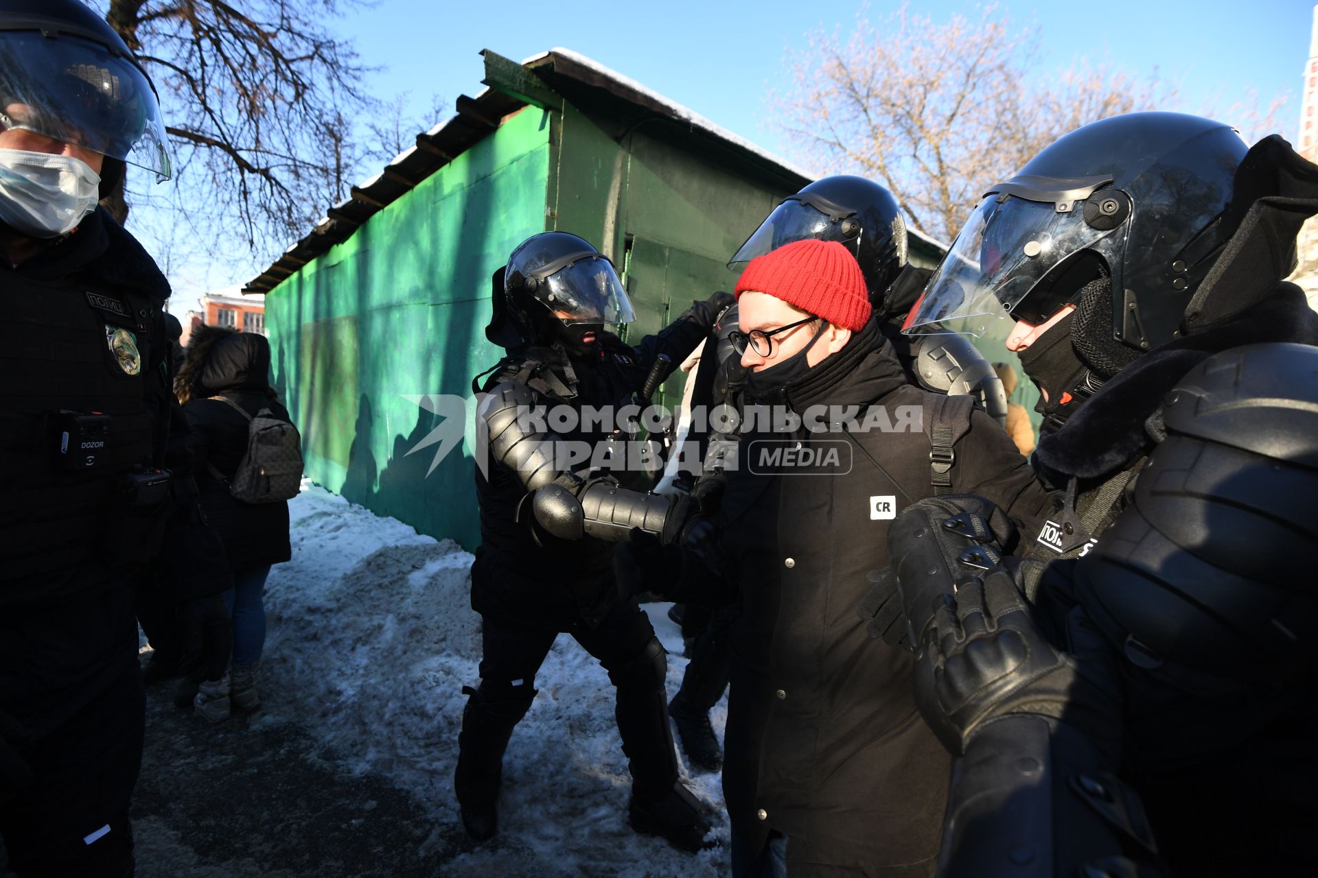 Москва.  Сотрудники полиции во время задержания участника акции в поддержку Навального у здания Мосгорсуда, где  будет рассматриваться требование ФСИН о замене условного срока Алексея Навального на реальный.