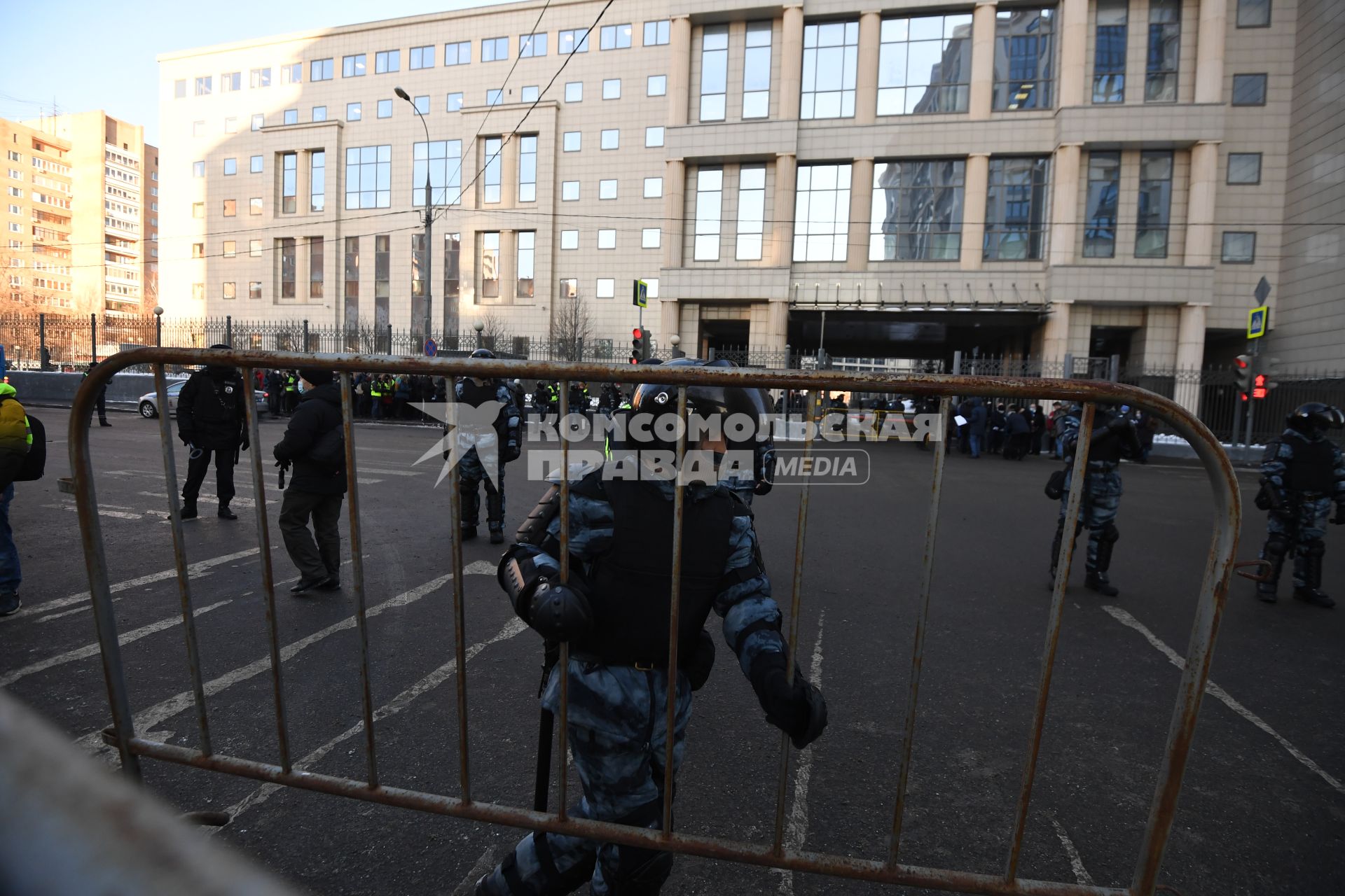 Москва. Сотрудники правоохранительных органов у здания Мосгорсуда, где  будет рассматриваться требование ФСИН о замене условного срока Алексея Навального на реальный.