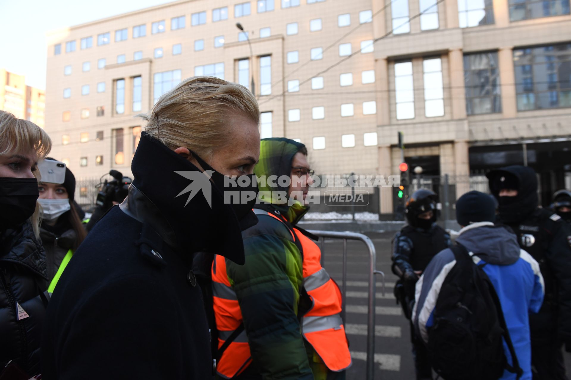 Москва.  Супруга Алексея Навального Юлия у здания Московского городского суда, где  будет рассматриваться требование ФСИН о замене условного срока Алексея Навального на реальный.