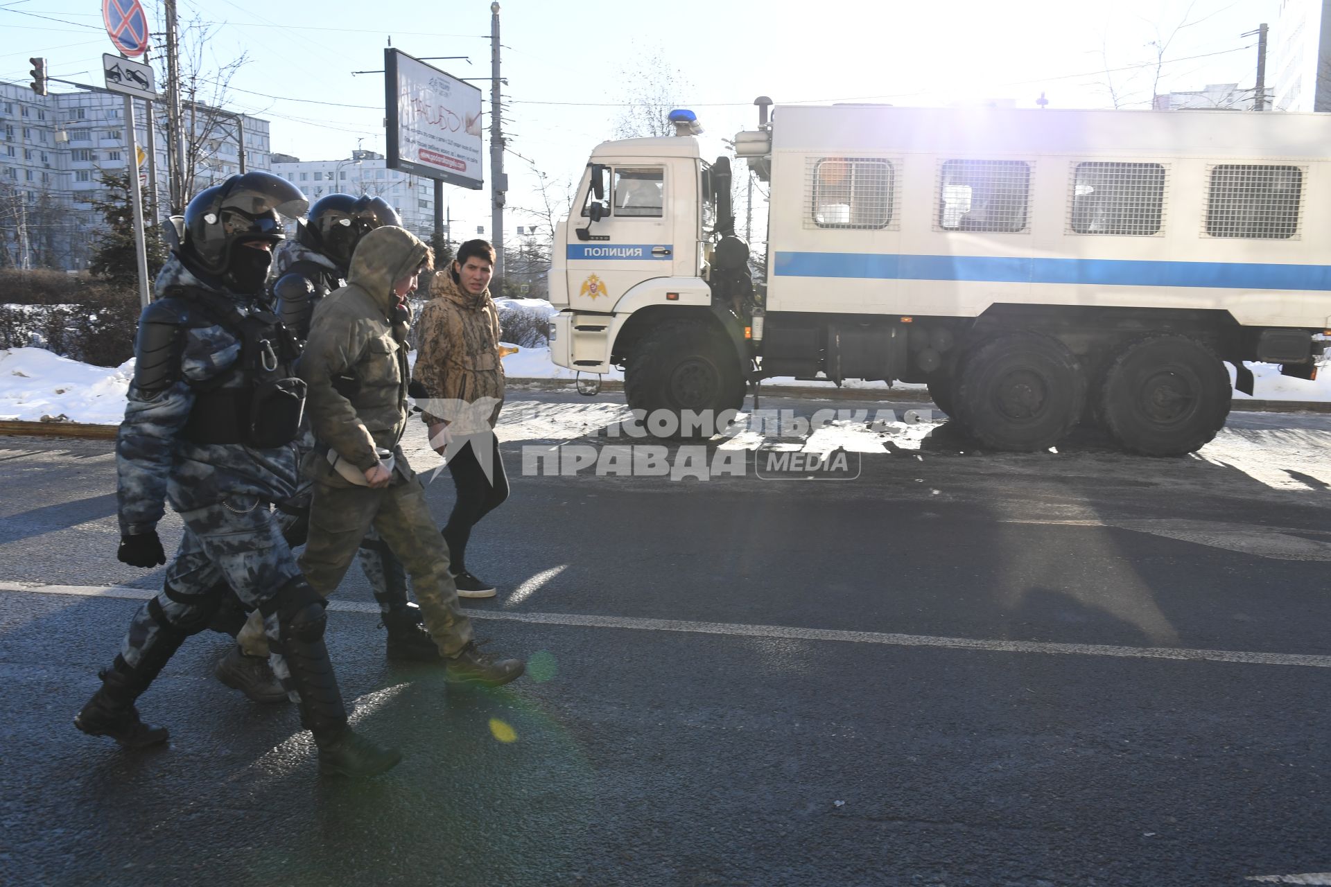 Москва.  Сотрудники полиции во время задержания участника акции в поддержку Навального у здания Мосгорсуда, где  будет рассматриваться требование ФСИН о замене условного срока Алексея Навального на реальный.