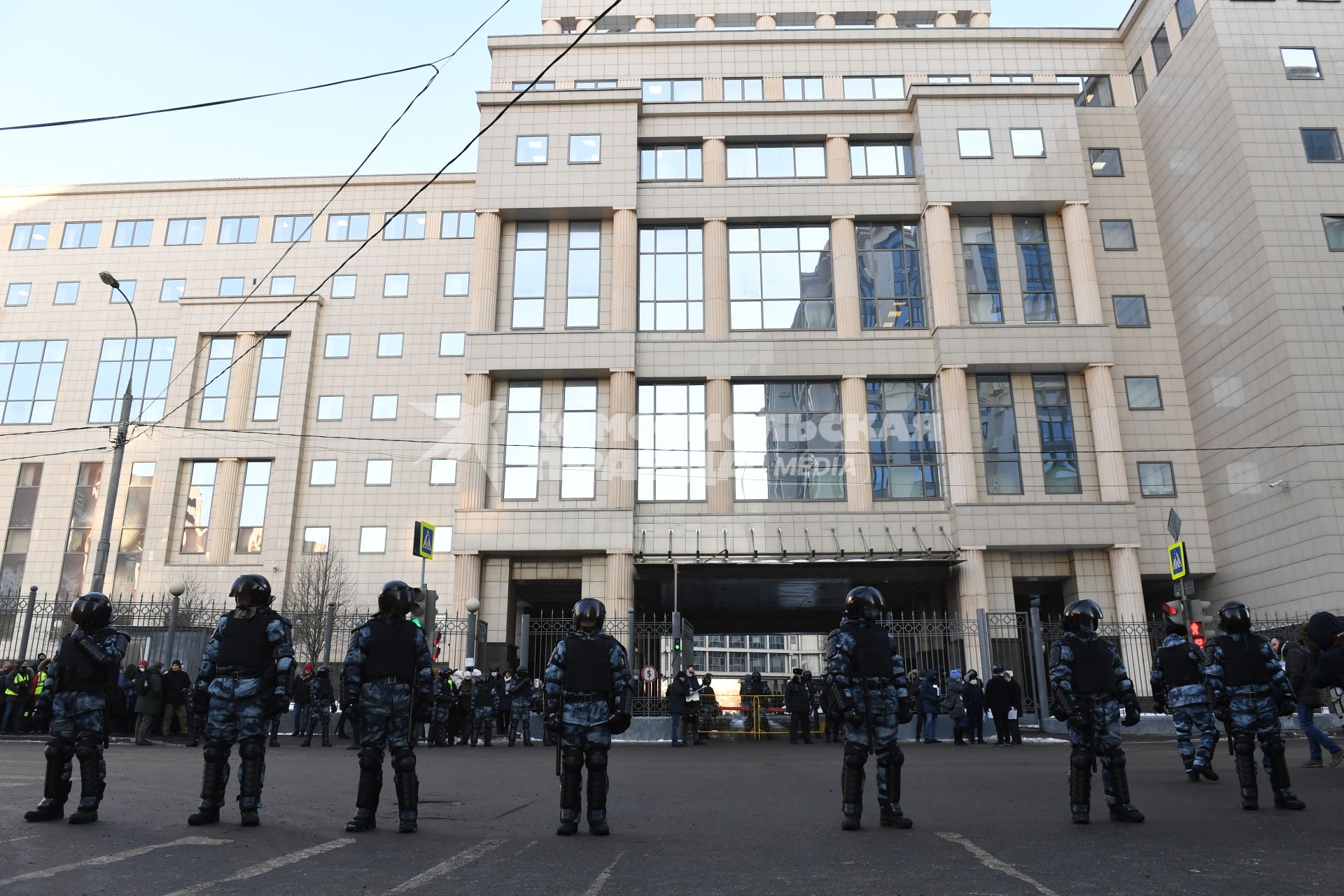 Москва. Сотрудники правоохранительных органов у здания Мосгорсуда, где  будет рассматриваться требование ФСИН о замене условного срока Алексея Навального на реальный.