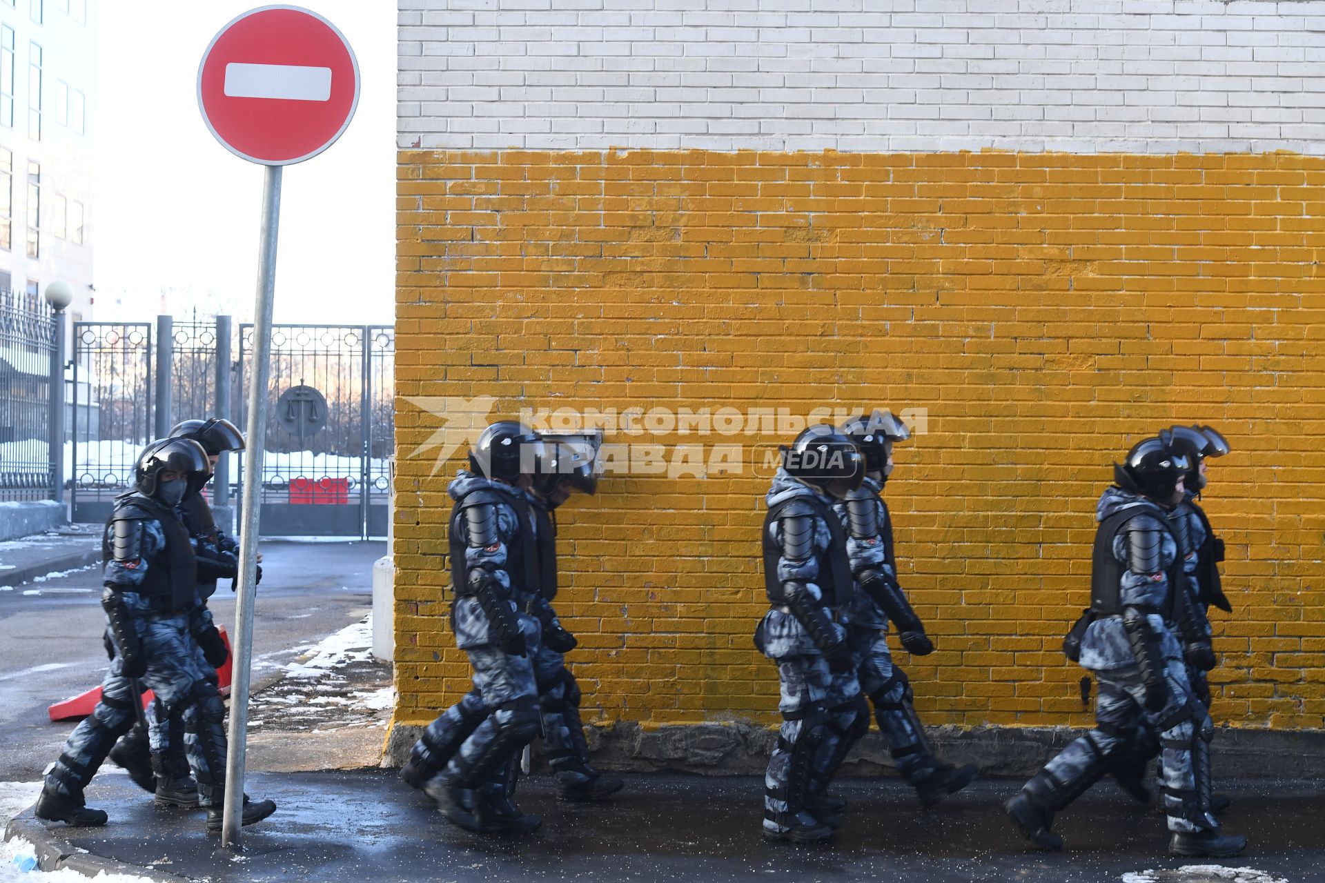 Москва. Сотрудники правоохранительных органов у здания Мосгорсуда, где  будет рассматриваться требование ФСИН о замене условного срока Алексея Навального на реальный.