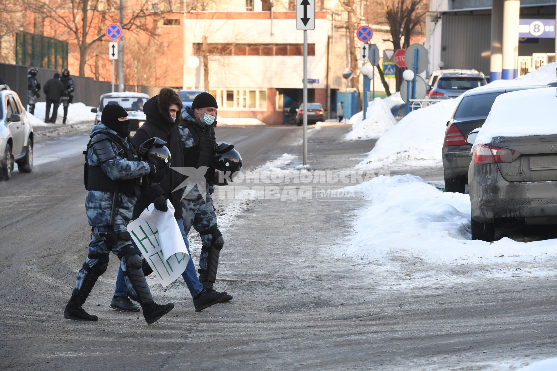 Москва.  Сотрудники полиции во время задержания участника акции в поддержку Навального у здания Мосгорсуда, где  будет рассматриваться требование ФСИН о замене условного срока Алексея Навального на реальный.