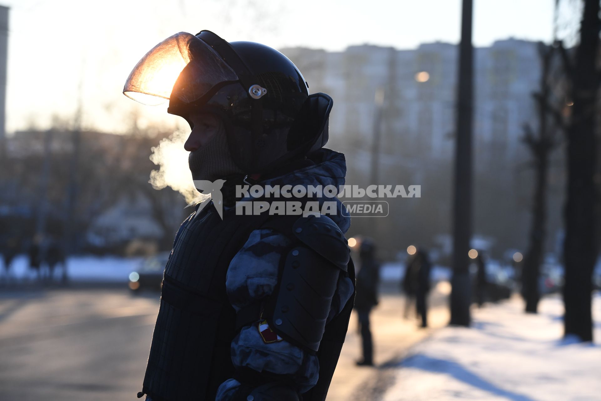 Москва. Сотрудник правоохранительных органов у здания Мосгорсуда, где  будет рассматриваться требование ФСИН о замене условного срока Алексея Навального на реальный.